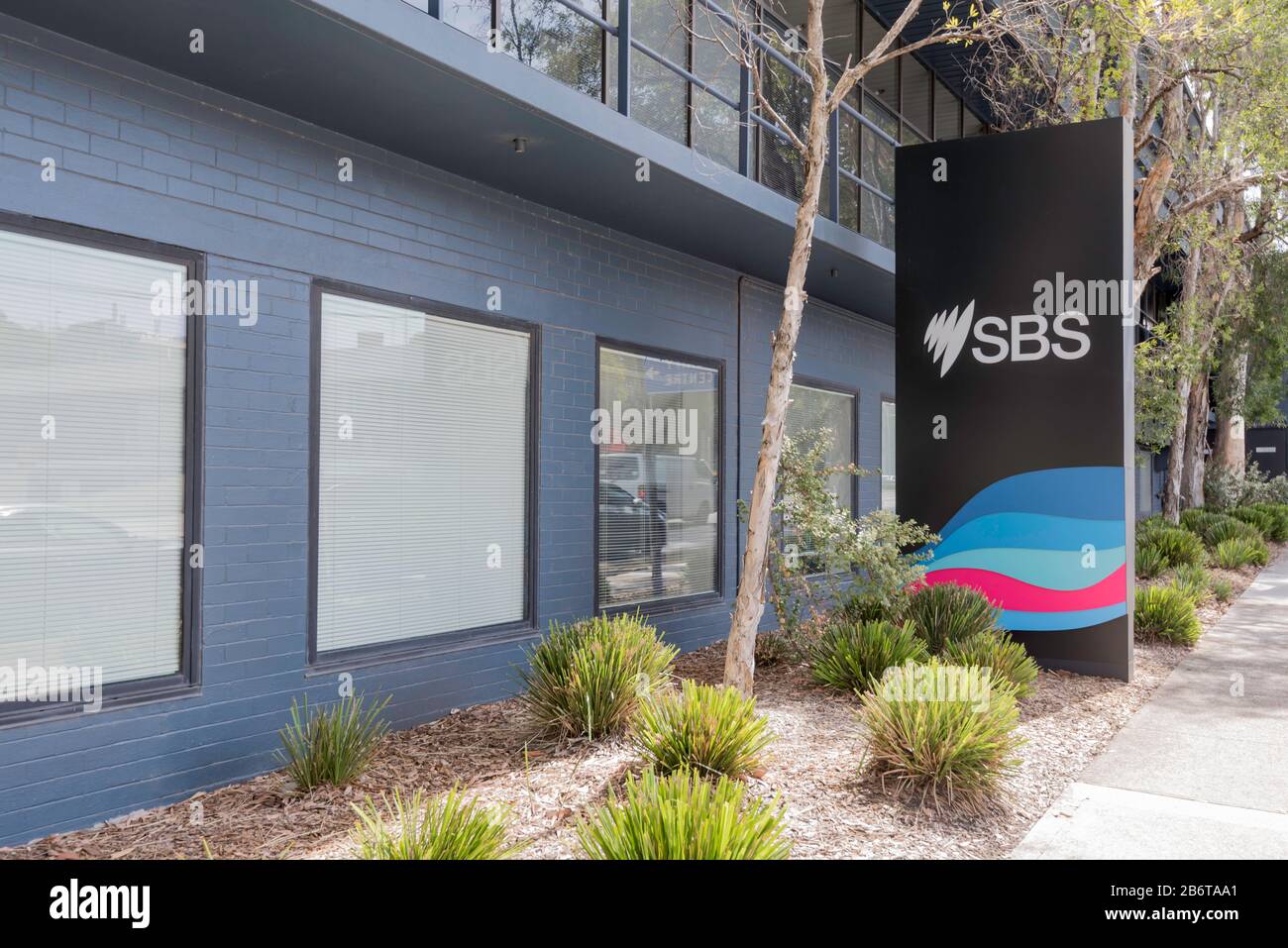 A Special Broadcast Service, firma SBS all'esterno di un edificio a St Leonards, Sydney, New South Wales, Australia Foto Stock