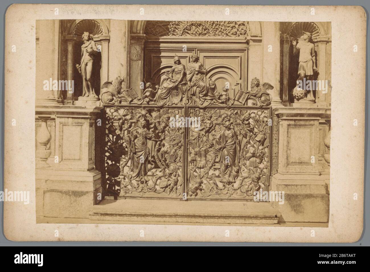 Hekwerk gedecoreerd mensen, putti en leeuwen met vleugels en boeken Hekwerk gedecoreerd mensen, putti en leeuwen met vleugels en boeken Tipo Di Oggetto : kabinetfoto Objectnummer: RP-F-00-1031 Iscrizioni / Merken: Opschrift, verso, handgeschven, ‘de, Italië de ‘ de  , logempif. 1870 - ca. 1880 Materiale: Fotopapier karton Techniek: Albuminedruk dimensioni: Foto: H 95 mm × b 136 mm Oggetto: Porta, entrancepiece di scultura, riproduzione di un pezzo di scultura Foto Stock