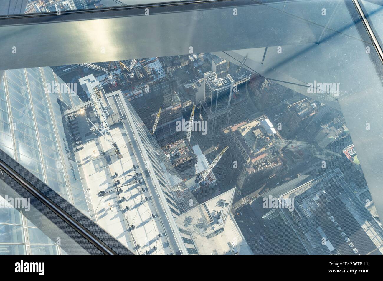 New York, NY - 11 marzo 2020: Vista dal pavimento di vetro dell'Edge il ponte sopraelevato all'aperto dell'emisfero occidentale durante l'apertura Foto Stock