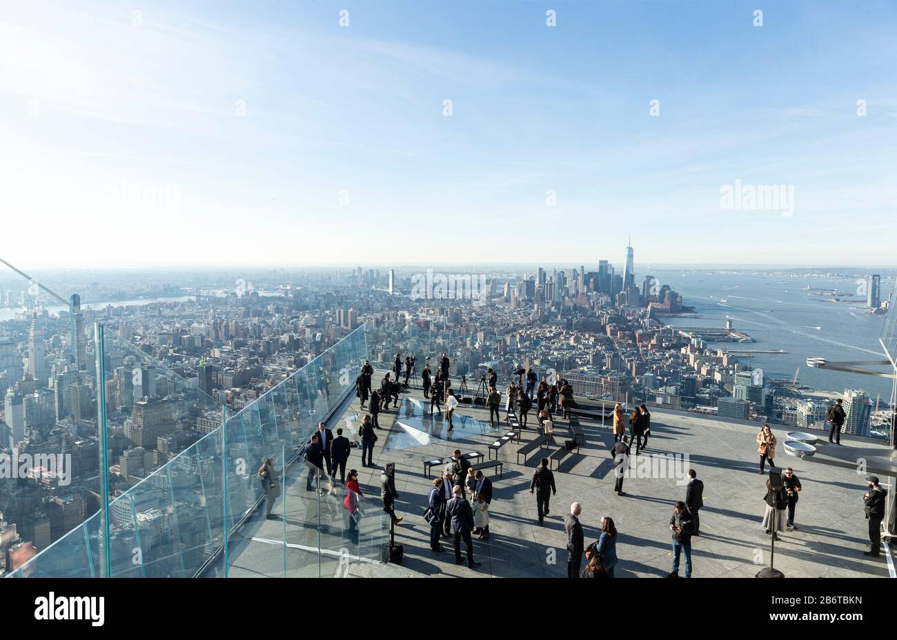New York, NY - 11 Marzo 2020: Vista panoramica dello skyline di New York dall'Edge, il ponte sopraelevato all'aperto dell'emisfero occidentale durante l'apertura Foto Stock
