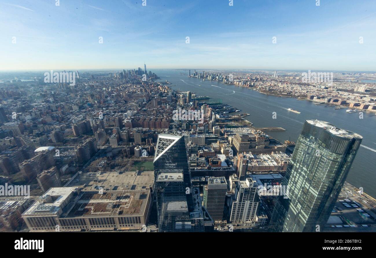 New York, NY - 11 Marzo 2020: Vista panoramica dello skyline di New York dall'Edge, il ponte sopraelevato all'aperto dell'emisfero occidentale durante l'apertura Foto Stock