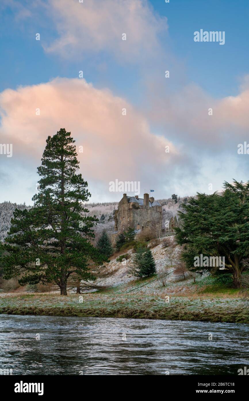 Neidpath Castello in inverno all'alba. Peebles, Confini Scozzesi. Scozia Foto Stock