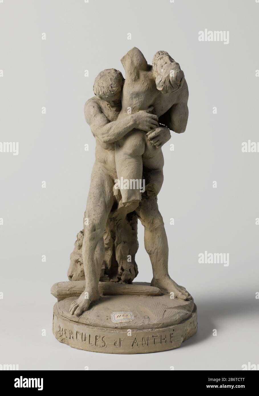 Hercules en Antaeus Hercules en Antaeus Tipo Oggetto : beeldhouwwerk Objectnummer: BK-18780 Produttore : beeldhoouwer: Eugène Lacomblé datazione: 1877 Materiale: Klei dimensioni: H 38,5 cm. Voetstuk: D 15,5 cm. Braccio: B 9,9 cm. Foto Stock