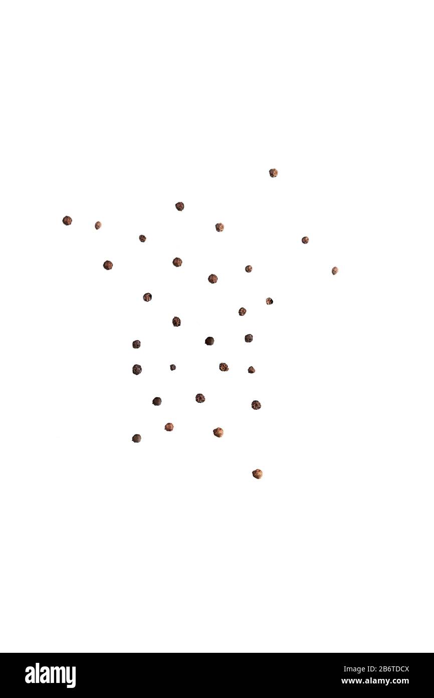 Scattering di piselli di pepe nero piccoli e grandi che volano dall'alto. Isolato su sfondo bianco. Foto Stock