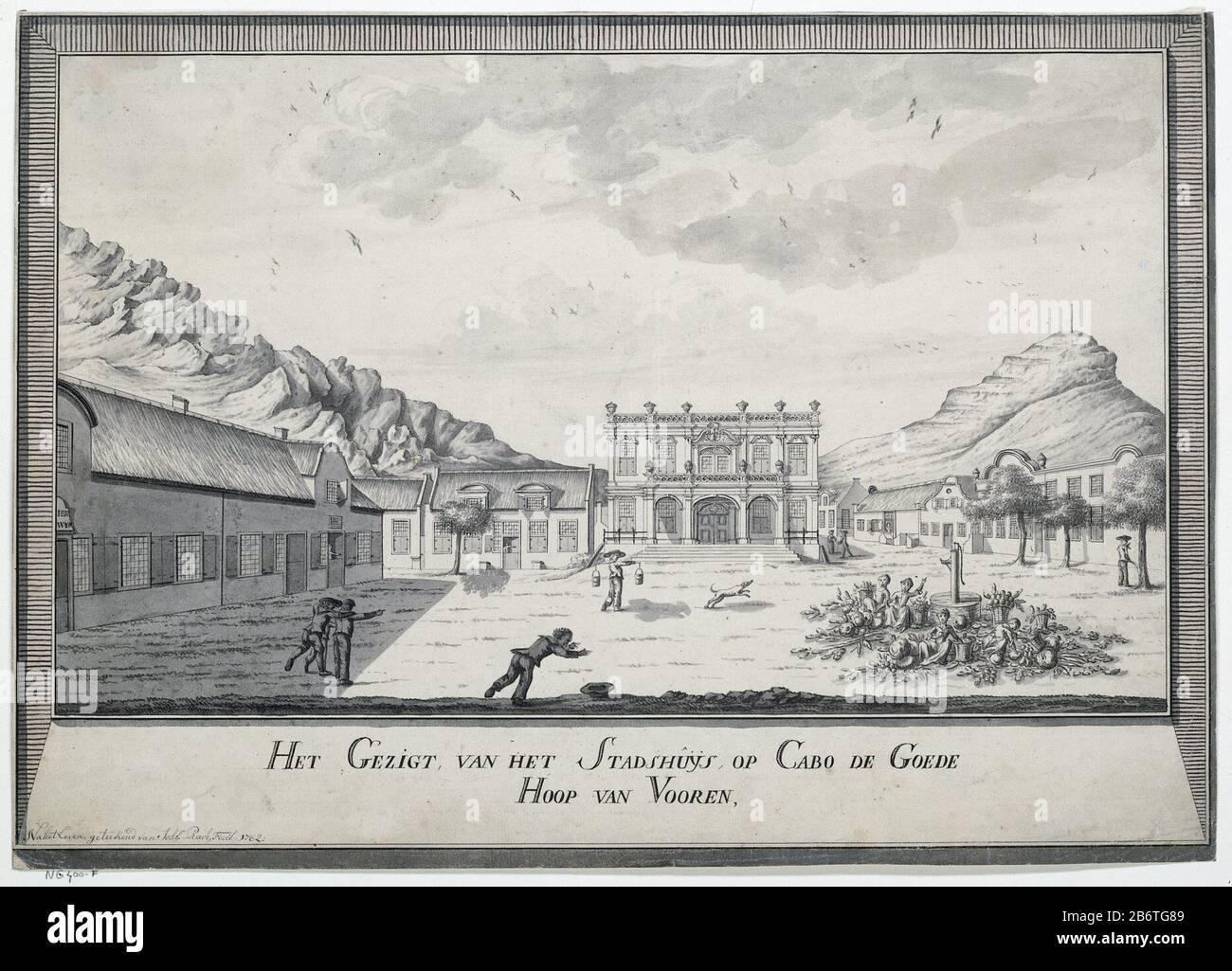 Het Gezigt van het Stadhuys op Cabo de Goede Hoop van Vooren (titel op Object) Stadhuis te Kaapstad op Kaap de Goede Hoop. Gezicht op een plein door gebouwen omsloten aan drie zijden. Op het plein enkele figuren en een hond, rechtsonder zittende vrouwen rond een pomp temden van groente en fruit. Rotspartijen op achtergrond. Produttore : disegnatore: Johannes Rach (eigenhandig gesigneerd)Plats fabbricante: Kaapstad datazione: 1762 kenmerken Fisico: Penseel in grijs Materiale: Papier inkt Techniek: Pen / penseel dimensioni: H 35,7 cm. × b 49,9 cm. Oggetto: Townhallutilitaral, pompa pubblica o. Foto Stock