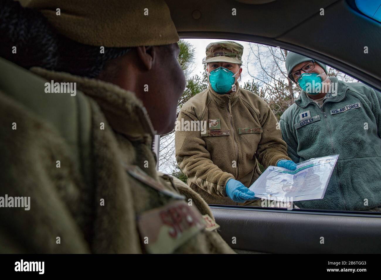 51st Aerospace Medicine Squadron Public Health medics screen a passenger during a COVID-19 base entry questionnaire at Osan Air base, South Korea. Foto Stock