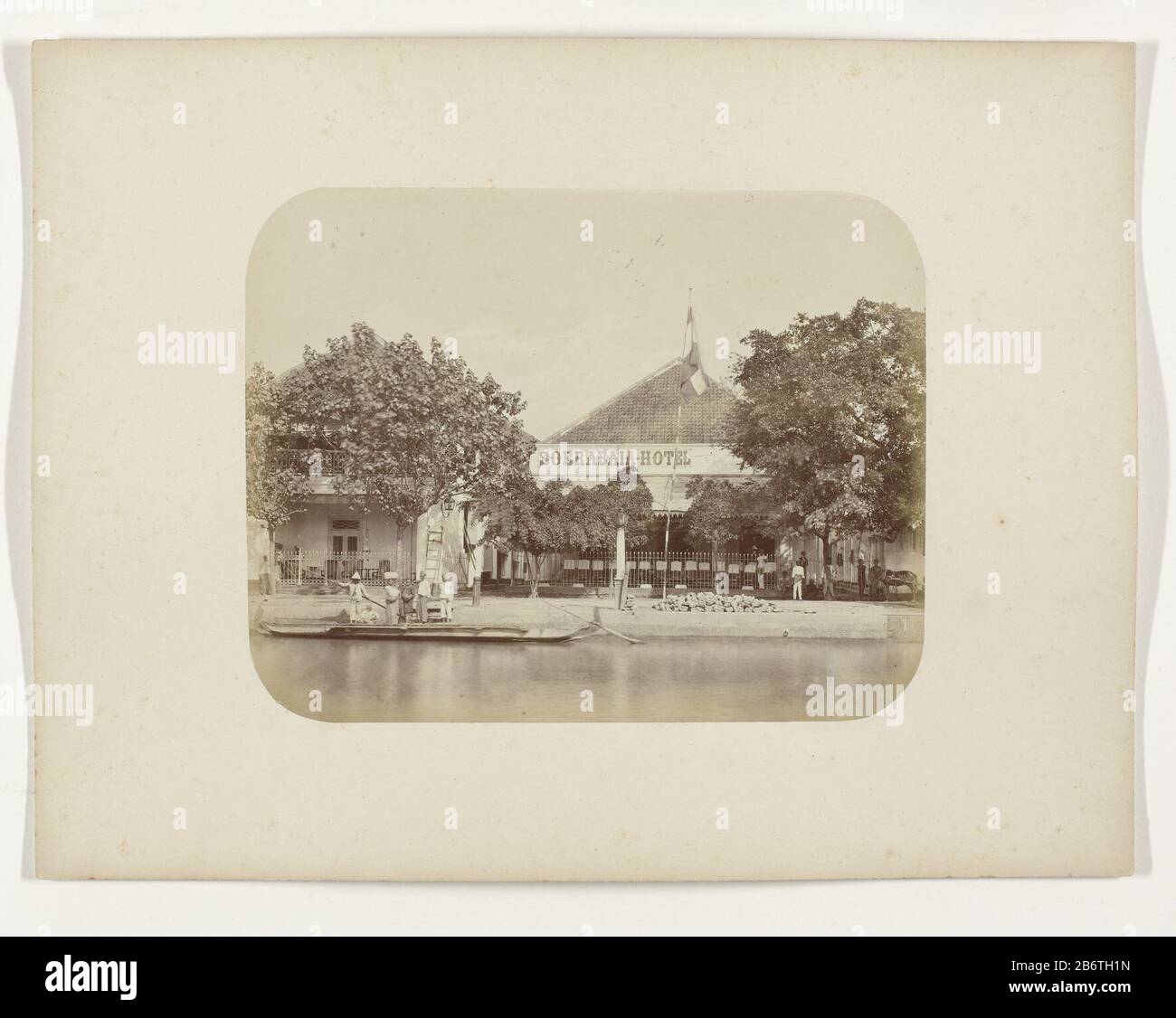 Het Surabaya-hotel il Surabaya-hotel ha lasciato una canoa con sei nativi. La bandiera è hoisted di fronte all'hotel. Sul lato del quayside alcuni alberi. Parte dell'album offerto dalla Soerabayasche Association of Sugar Manufacturers di Frederick Beyerinck, residente a Soerabaja. Produttore : fotografo: Herman Salzwedeloprdrachtgever: Soerabayasche Association of Sugar Produttore Luogo di produzione: Surabaya Appuntamenti: 1876 - 1884 Caratteristiche Fisiche: Albumen materiale di stampa: Carta Tecnica: Albumen formato di stampa: H 21.8 cm. B × 27,9 cm. Soggetto Quando: 1876 - 1884 Foto Stock