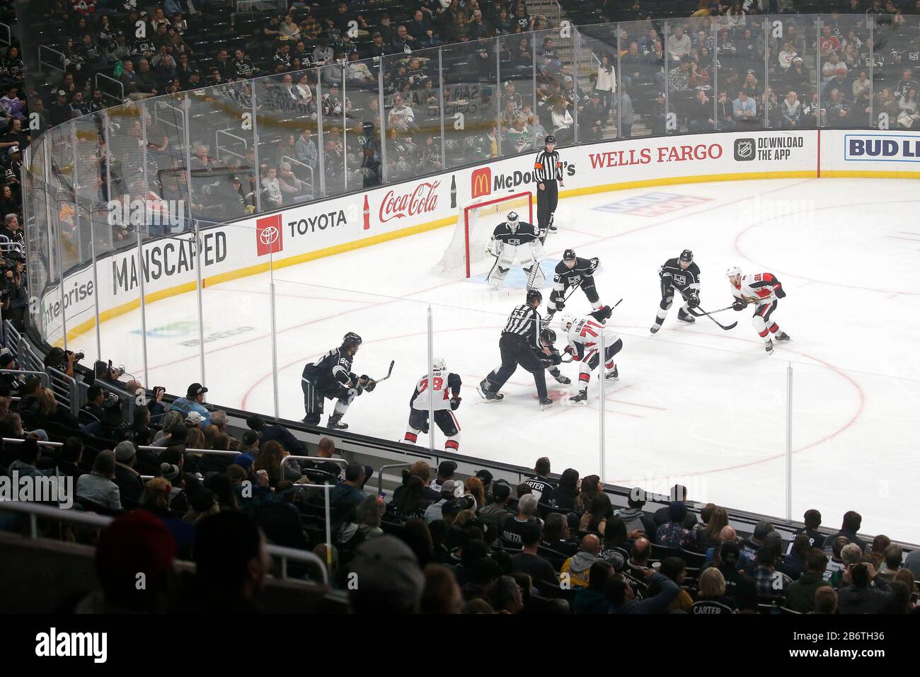 Los Angeles, California, Stati Uniti. 11th Mar, 2020. La gente guarda durante una partita di hockey NHL 2019-2020 tra Los Angeles Kings e Ottawa Senators a Los Angeles, l'11 marzo 2010. Credito: Ringo Chiu/Zuma Wire/Alamy Live News Foto Stock