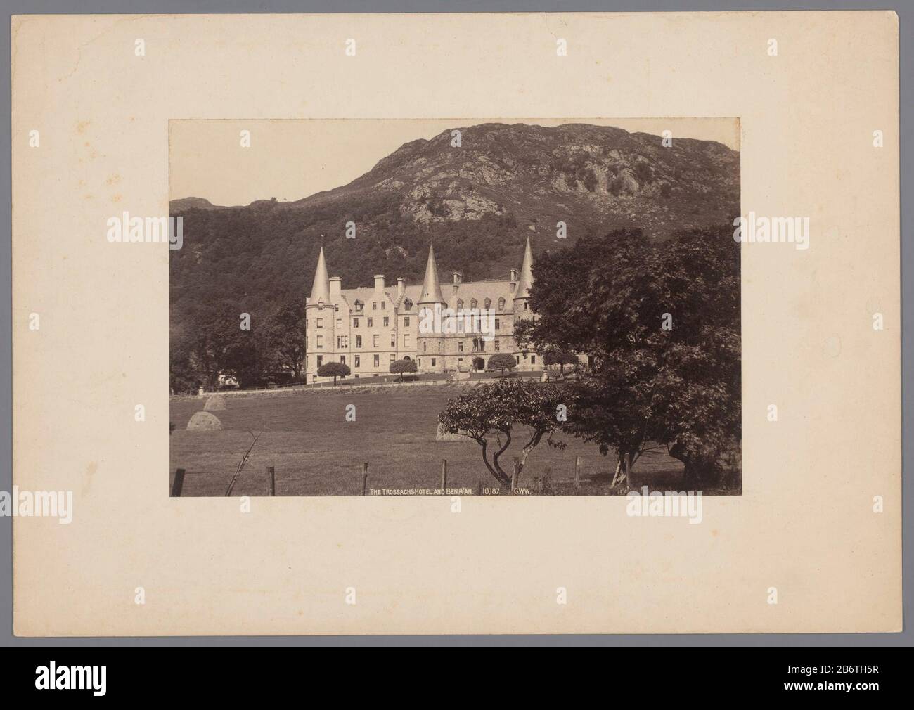 Het Trossachs Hotel en de berg ben A'an, bij Edinburgh, Schotland The Trossachs Hotel and Mount ben A'an, a Edimburgo, Scozia Property Type: Photographs numero articolo: RP-F 00-6301 Iscrizioni / marchi: Iscrizione, recto in negativo scritto: 'THE TROSSACHS HOTEL AND BEN A'AN'nummer, recto in negative written '10, 187'opschrift, recto in negative written: 'GWW (Monogram George Washington Wilson.) Description: Trossachs Hotel è stato annunciato in occasione di poesia romantica nella regione sorgere ( tra cui Sir Walter Scott: La Signora del Lago). Si Affaccia Sul Loch Achray. Ben A'an è un 461 MET Foto Stock