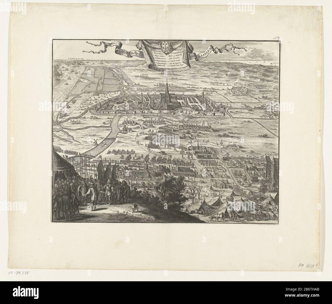 Het beleg van Haarlem, 1572-1573 Het Beleg van Haarlem (titel op Object) Panoramica dell'assedio della città di Haarlem con la zona circostante in una vista dall'alto. In primo piano, gli ufficiali spagnoli si sono lasciati in una tenda dell'esercito delle truppe spagnole. Tra questi c'è Don Frederick con una lettera in mano Dove: Al pubblico di Haarlem viene chiesto di arrendersi agli spagnoli. Casa destra di Kleef, i luoghi di Don Federico. Dietro i campi ritirare le truppe Haarlem. Un top di tela con le braccia di Haarlem e la leggenda 1-11 in Nederlands. Produttore : printmaker: Coenraet Decker (edificio elencato) i Foto Stock