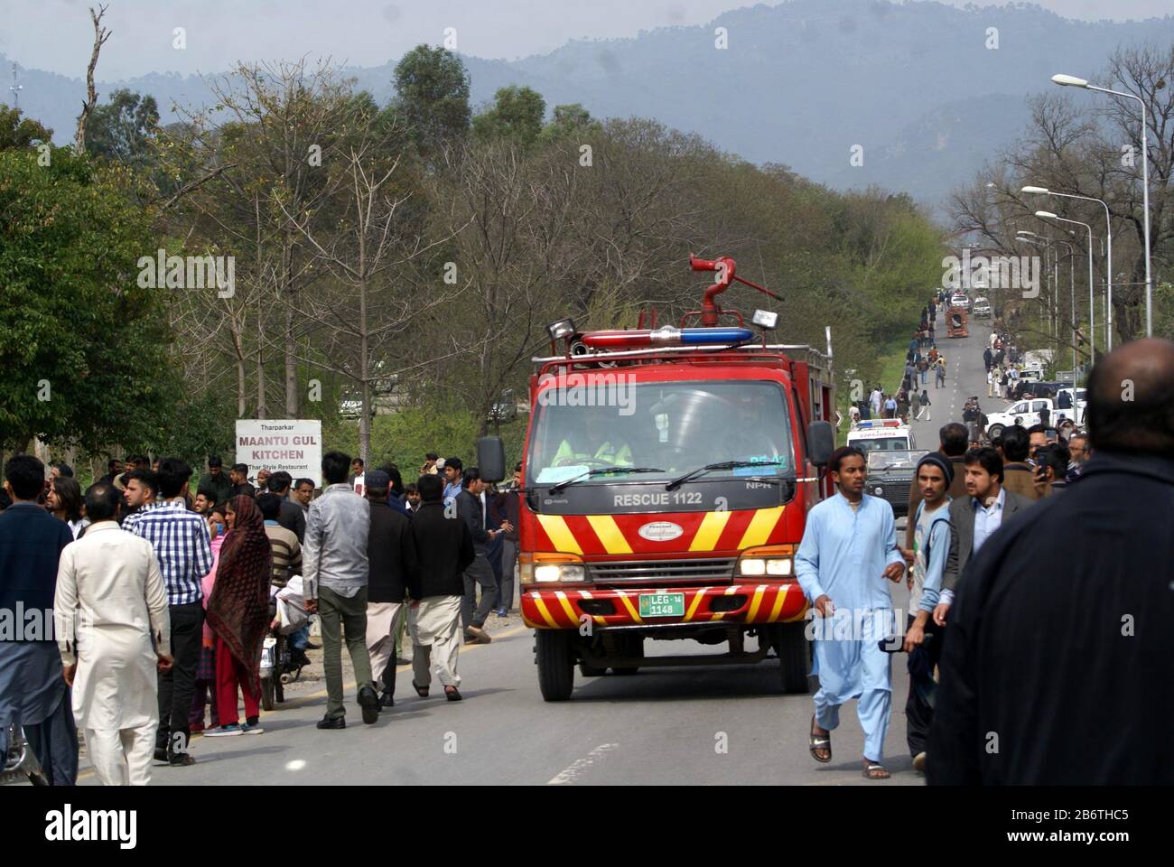 Pechino, Cina. 11th Mar, 2020. Un veicolo di vigili del fuoco arriva vicino alla zona in cui un aereo militare pakistano (PAF) F-16 si è schiantato durante una prova prima della parata militare del Pakistan Day a Islamabad, capitale del Pakistan, l'11 marzo 2020. Credit: Str/Xinhua/Alamy Live News Foto Stock