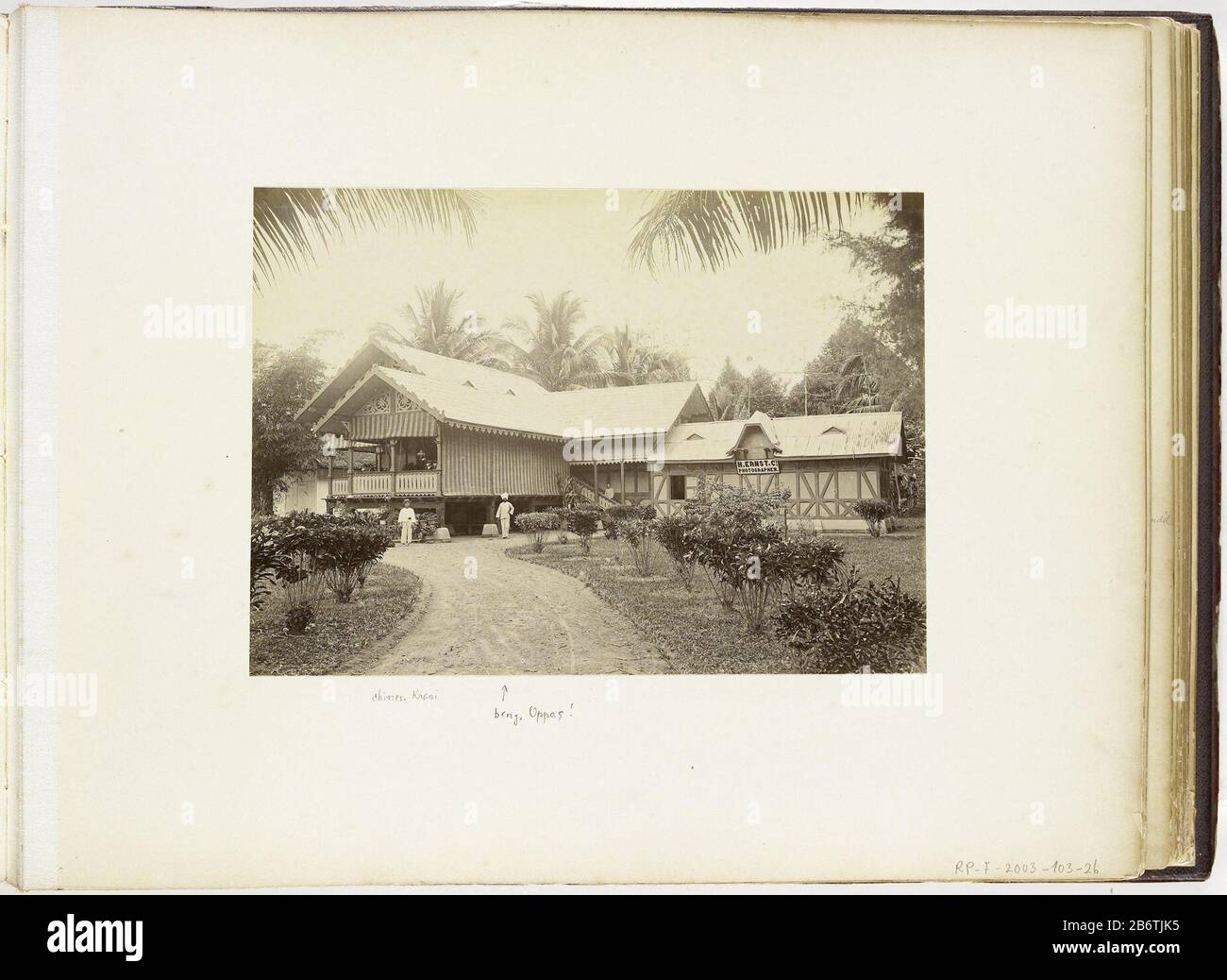 Het huis en atelier van de fotograaf H Ernst, Langkat Sumatra Het huis en atelier van de fotograf H. Ernst, Langkat Sumatra Tipo Di Oggetto : foto Objectnummer: RP-F-2003-103-26 Produttore : fotograf: H. Ernst & Co (toegeschreven aan)Plats manufacture: Bindjai Langkat. 1890 - ca. 1900 Kenmerken Fisici: Albuminedruk Materiale: Fotopapier karton Techniek: Albuminedruk dimensioni: Foto: H 143 mm × b 203 mmOnderwerp Foto Stock