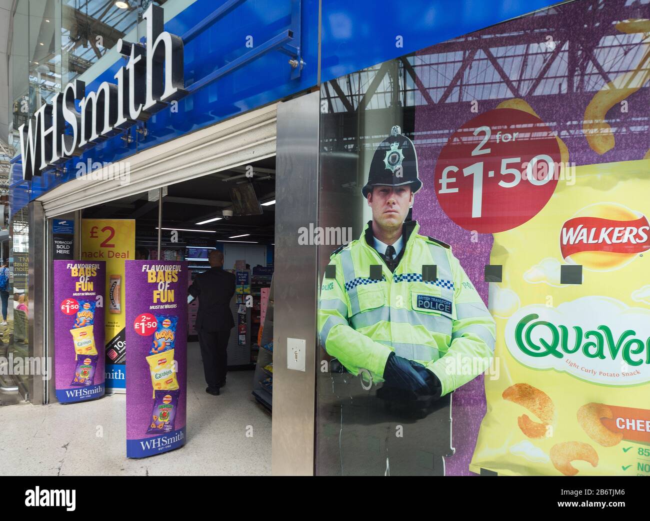 Presso la stazione ferroviaria di Waterloo, dietro la finestra di WH Smith, si trova un cartoncino ritagliato da un poliziotto come deterrente contro il crimine. Foto Stock