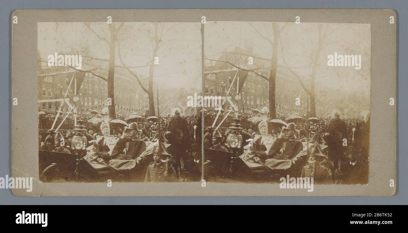 Het koninklijk echtpaar in een koets la coppia reale in una carrozza aperta dal davanti gefotograveerd. Produttore : fotografo: Anonimo data: Circa 1905 caratteristiche Fisiche: AutotipieTechniek: Autotipie dimensioni : cartone: H × 179 mm b 87 mmfoto 1: H × w 76 mmfoto 75 mm 2: 76 mm × h 78 b mm Oggetto: Testa-ingranaggio: Tappo Foto Stock