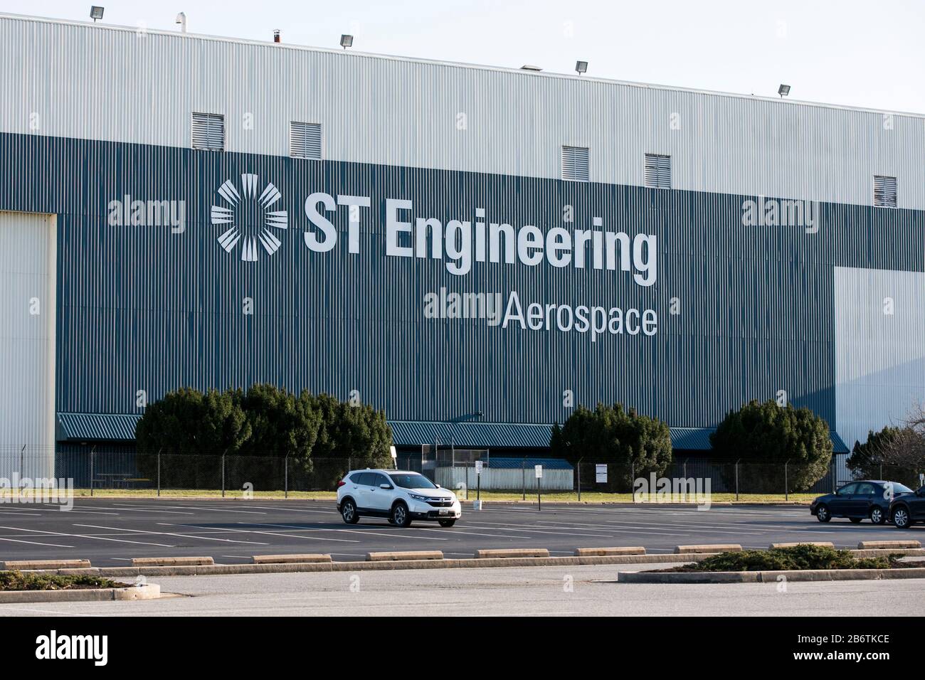 Un logo all'esterno di una struttura occupata da ST Engineering in Middle River, Maryland, l'8 marzo 2020. Foto Stock
