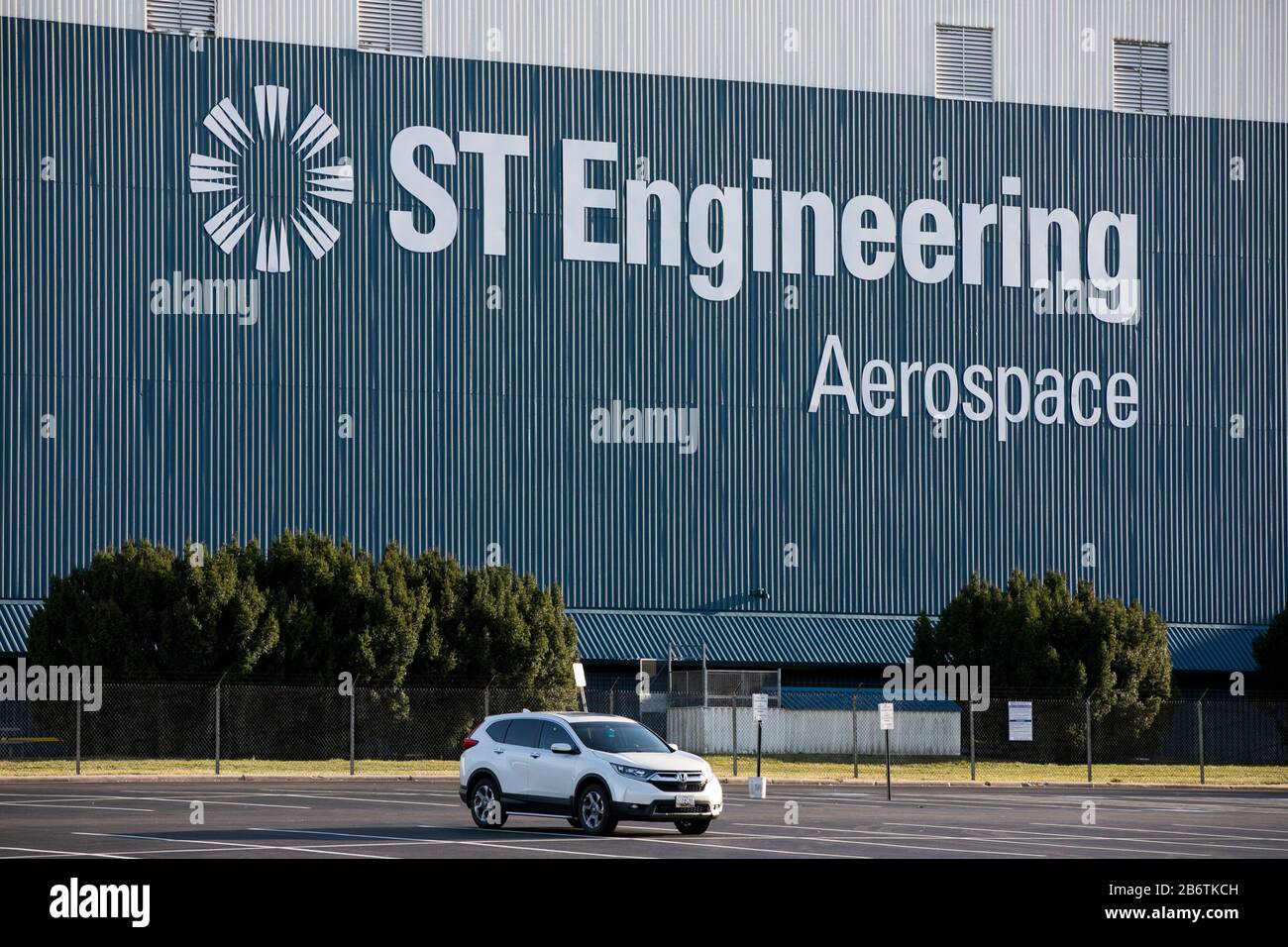 Un logo all'esterno di una struttura occupata da ST Engineering in Middle River, Maryland, l'8 marzo 2020. Foto Stock