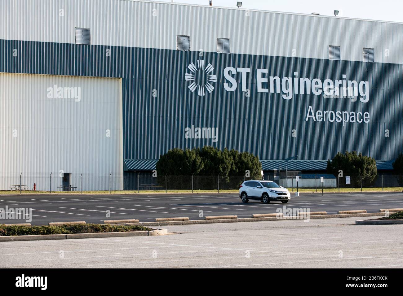 Un logo all'esterno di una struttura occupata da ST Engineering in Middle River, Maryland, l'8 marzo 2020. Foto Stock
