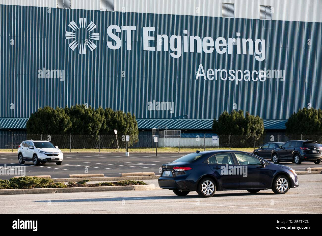 Un logo all'esterno di una struttura occupata da ST Engineering in Middle River, Maryland, l'8 marzo 2020. Foto Stock