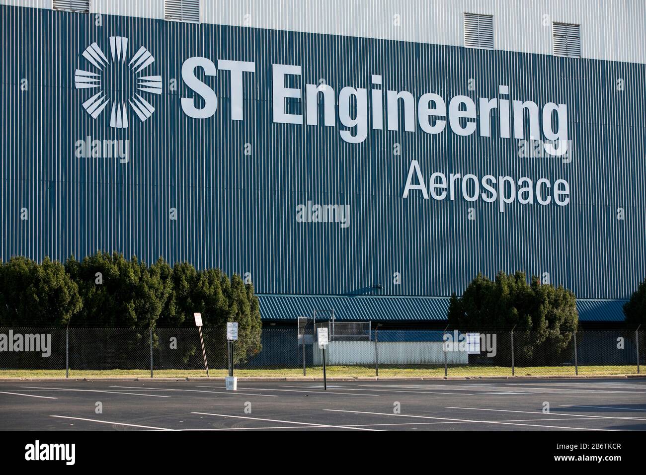 Un logo all'esterno di una struttura occupata da ST Engineering in Middle River, Maryland, l'8 marzo 2020. Foto Stock