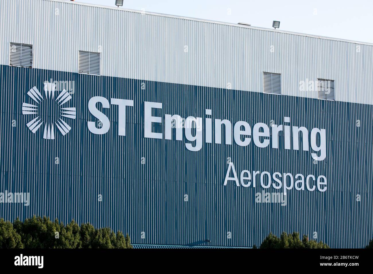 Un logo all'esterno di una struttura occupata da ST Engineering in Middle River, Maryland, l'8 marzo 2020. Foto Stock