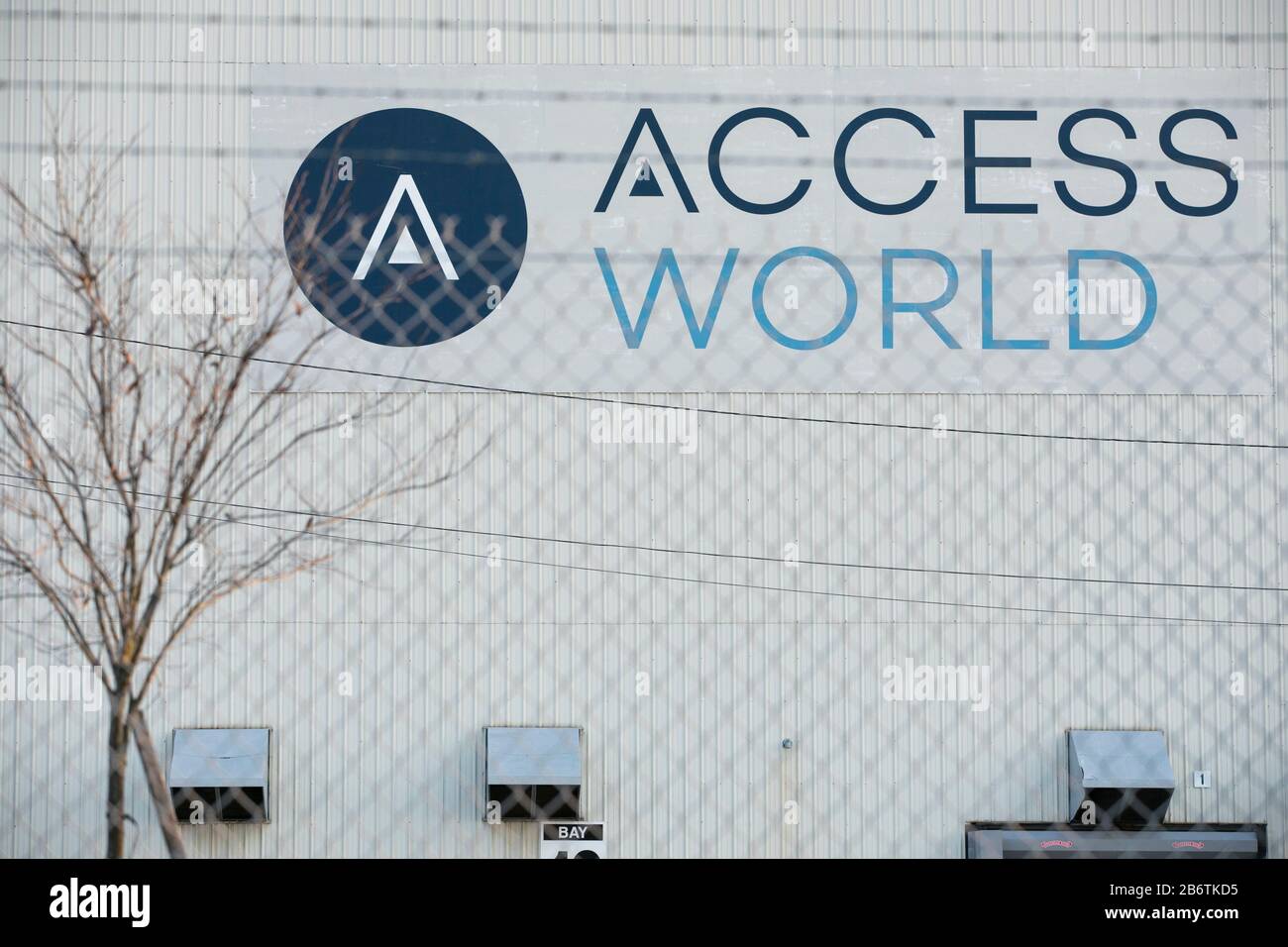 Un logo all'esterno di una struttura occupata da Access World a Edgemere, Maryland, l'8 marzo 2020. Foto Stock