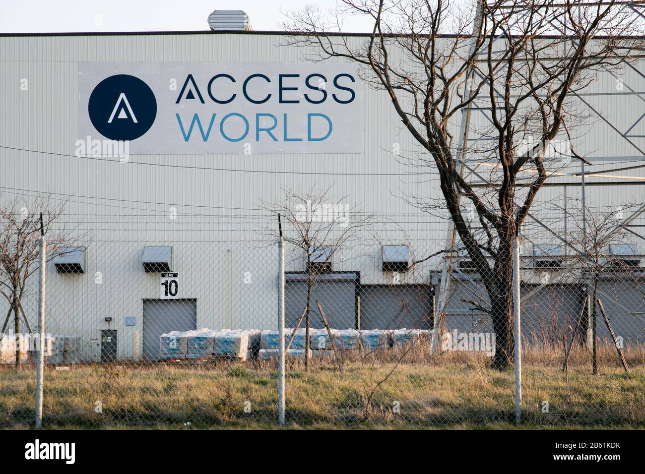 Un logo all'esterno di una struttura occupata da Access World a Edgemere, Maryland, l'8 marzo 2020. Foto Stock