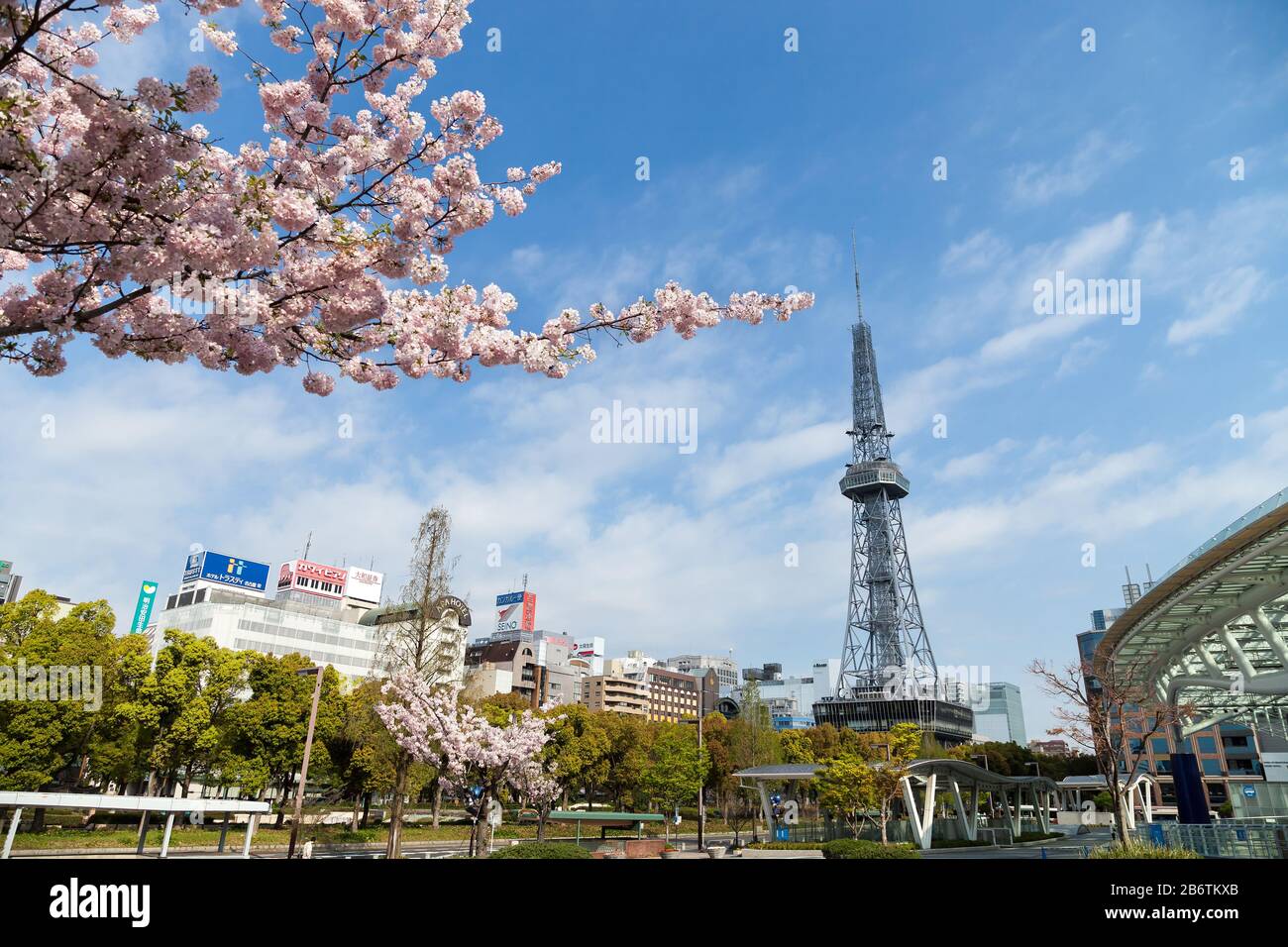 Oasis 21 e la Torre della TV a Sakae. L'Oasis 21 è una struttura moderna situata accanto alla Nagoya TV Tower di Sakae., posizione pubblica Foto Stock