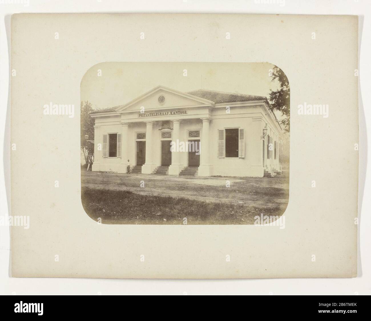 Het post- en telegraafkantoor a Surabaya l'ufficio postale e telegrafo a Surabaya. L'orologio sopra l'ingresso indica sette ore. L'ingresso è costituito da tre porte ciascuna con la propria scaletta inserita tra le colonne. Parte dell'album offerto dalla Soerabayasche Association of Sugar Manufacturers di Frederick Beyerinck, residente a Soerabaja. Produttore : fotografo: Herman Salzwedeloprdrachtgever: Soerabayasche Association of Sugar Produttore Luogo di produzione: Surabaya Appuntamenti: 1876 - 1884 Caratteristiche Fisiche: Albumen materiale di stampa: Carta Tecnica: Albumen formato di stampa: H 21.1 Foto Stock