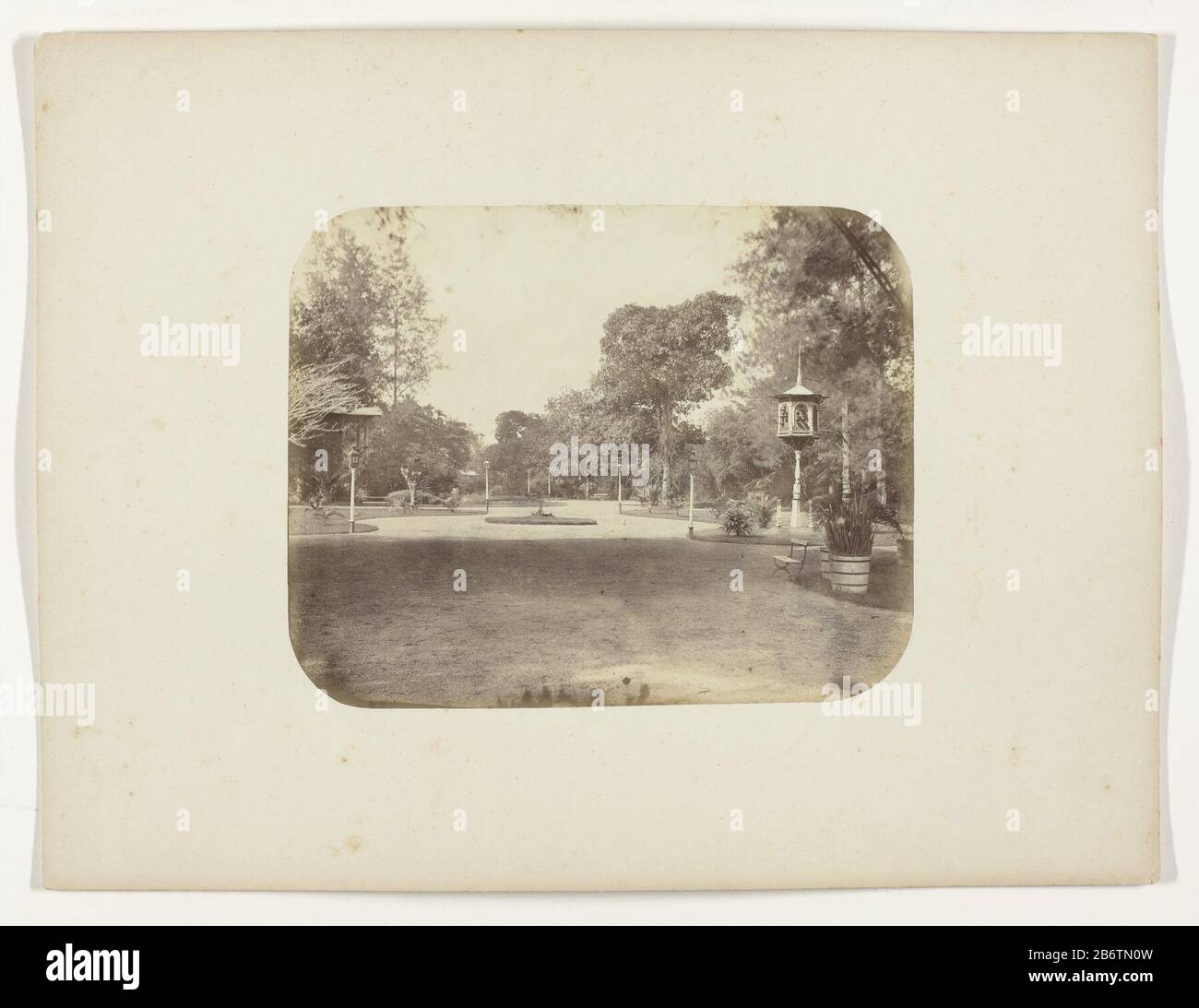 Het stadspark van Surabaya il parco cittadino di Surabaya con un certo numero di lampioni, panca destra e sinistra un pezzo del stand (vedere foto 36). La foto è stata presa dal portico (foto 36). Parte dell'album offerto dalla Soerabayasche Association of Sugar Manufacturers di Frederick Beyerinck, residente a Soerabaja. Produttore : fotografo: Herman Salzwedeloprdrachtgever: Soerabayasche Association of Sugar Produttore Luogo di produzione: Surabaya Appuntamenti: 1876 - 1884 Caratteristiche Fisiche: Albumen materiale di stampa: Carta Tecnica: Albumen formato di stampa: H 20.1 cm. B × 25,1 cm. Soggetto Quando: 1876 - 18 Foto Stock