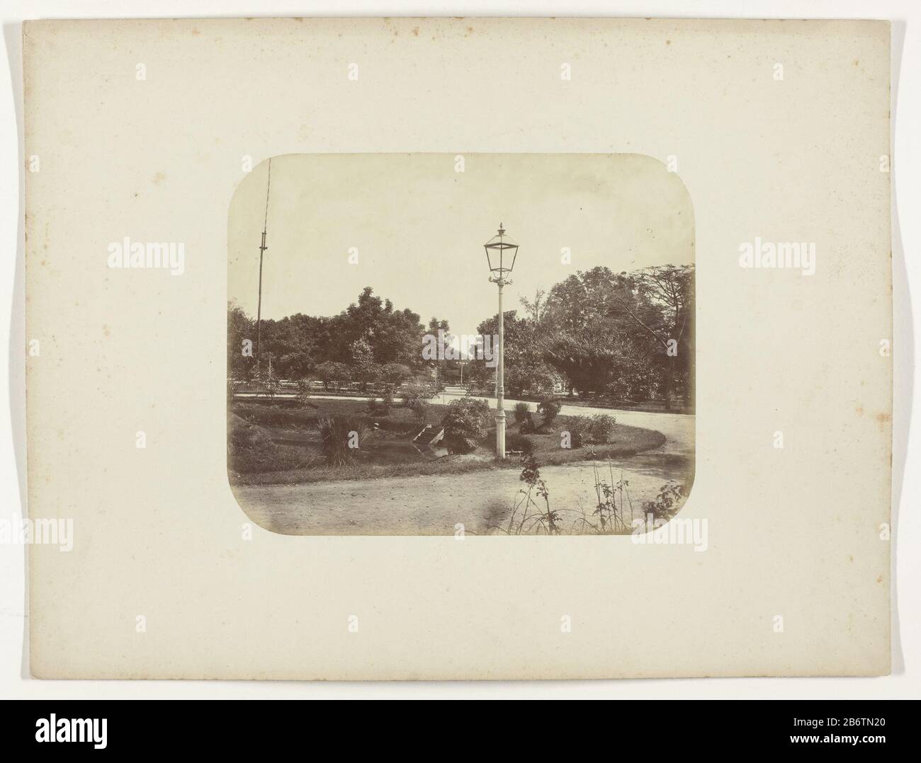 Het stadspark van Surabaya il parco cittadino di Surabaya con una lampada centrale e un montante posteriore sinistro. Lungo il passaggio pedonale ci sono molti posti a sedere. Nel mezzo di un piccolo stagno con una scala in legno. Parte dell'album offerto dalla Soerabayasche Association of Sugar Manufacturers di Frederick Beyerinck, residente a Soerabaja. Produttore : fotografo: Herman Salzwedeloprdrachtgever: Soerabayasche Association of Sugar Produttore Luogo di produzione: Surabaya Appuntamenti: 1876 - 1884 Caratteristiche Fisiche: Albumen materiale di stampa: Carta Tecnica: Albumen formato di stampa: H 20 cm. B × 24,5 cm. Soggetto Quando: 1876 - Foto Stock