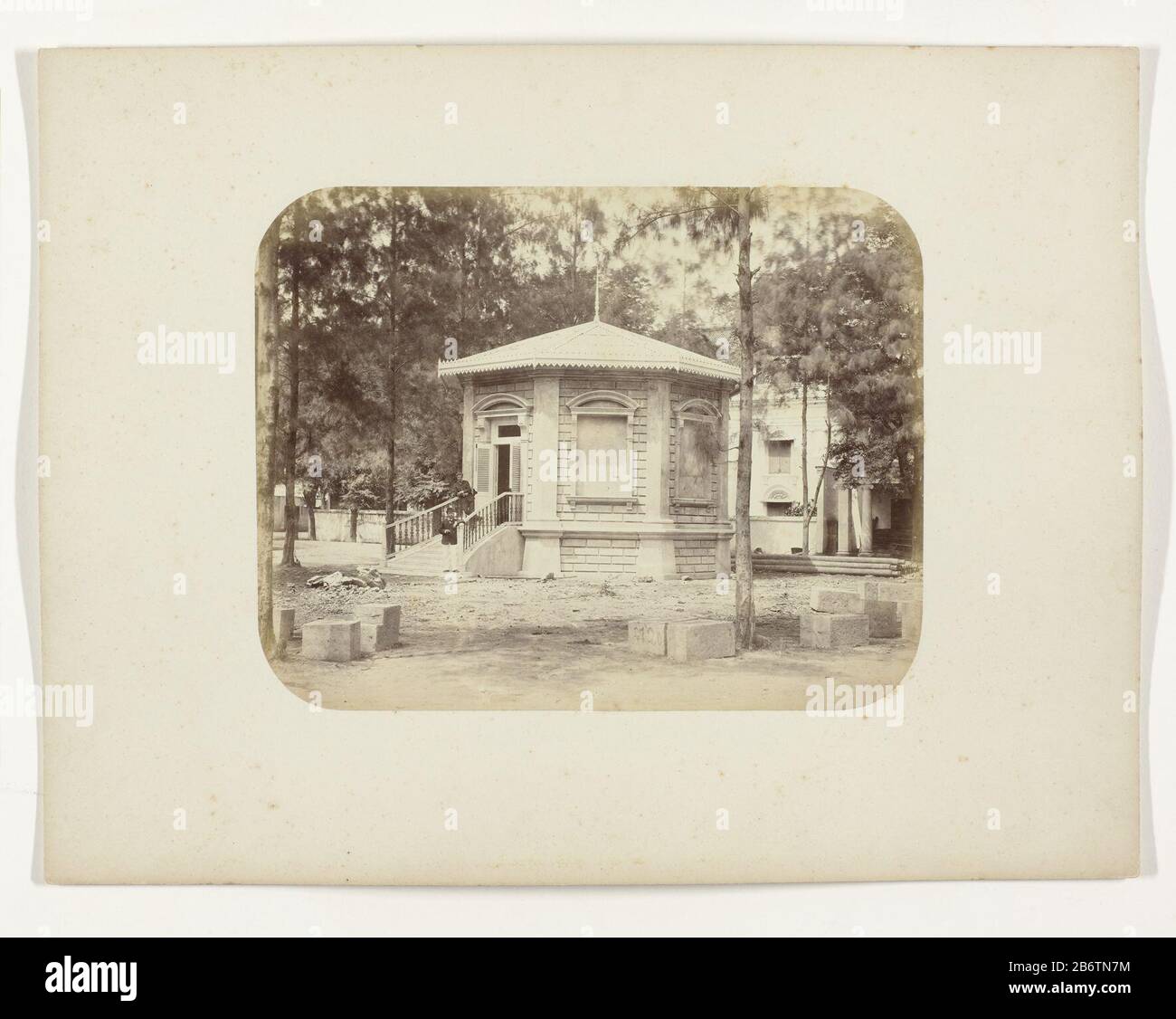 Het telefoonkantoor a Surabaya l'ufficio telefonico a Surabaya con blocchi di cemento di fronte (?). Sulle scale ci sono due europei Dove: Uno con cappello. Parte destra di una casa con colonne greche. Parte dell'album offerto dalla Soerabayasche Association of Sugar Manufacturers di Frederick Beyerinck, residente a Soerabaja. Produttore : fotografo: Herman Salzwedeloprdrachtgever: Soerabayasche Association of Sugar Produttore Luogo di produzione: Surabaya Appuntamenti: 1876 - 1884 Caratteristiche Fisiche: Albumen materiale di stampa: Carta Tecnica: Albumen formato di stampa: H 21.4 cm. B × 27,5 cm. Soggetto Quando: 18 Foto Stock