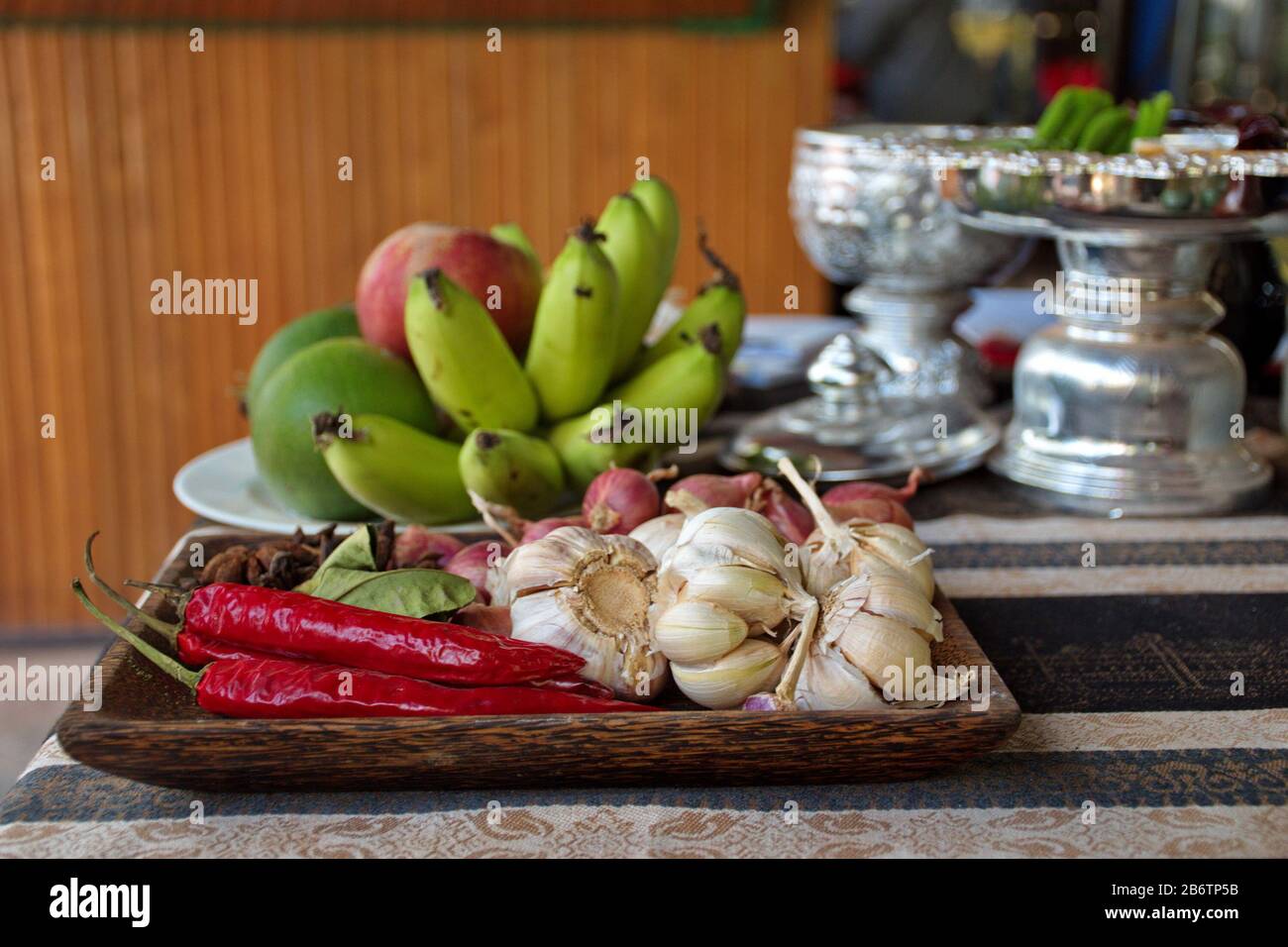 Primo piano di frutta e verdura sul piatto Foto Stock