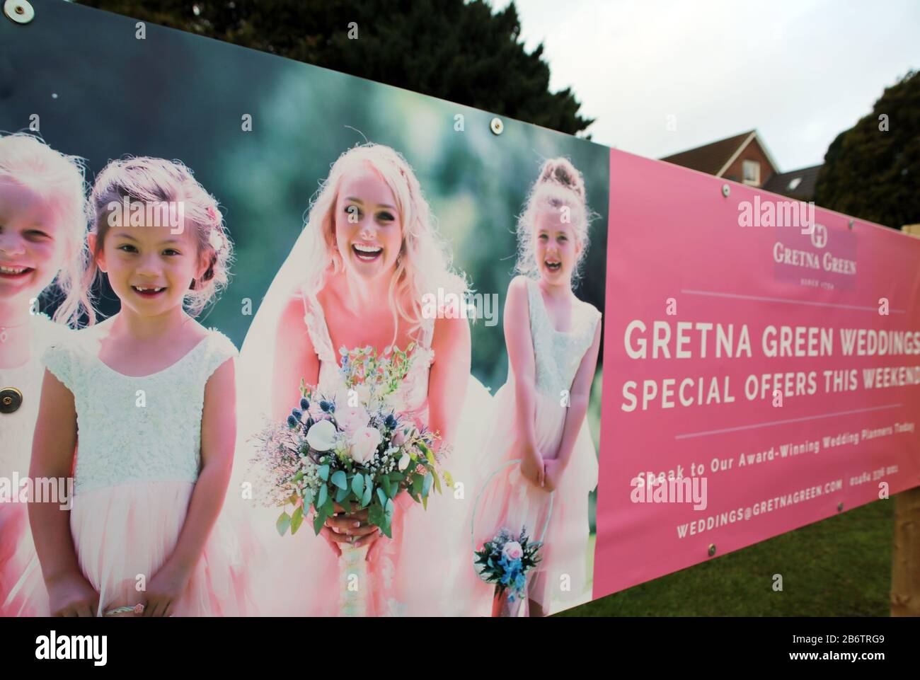 Publicité pour des prix réduits 'ce weekend' sur les mariages / Weddings offerte speciali 'questo fine settimana' Foto Stock