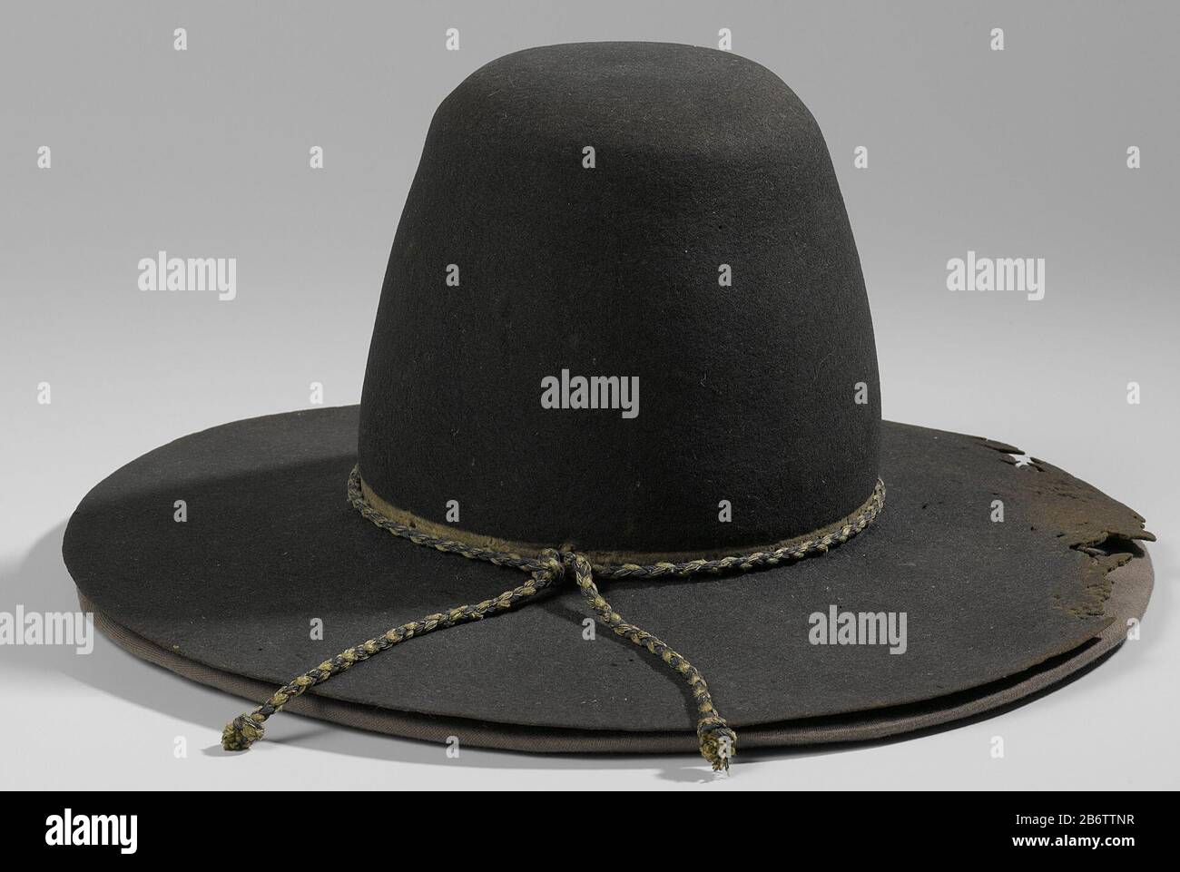 Hoed van Hendrik Casimir i cappello nero felt con bordo largo, cavo intrecciato di filo d'argento bianco-blu. Da Enrico Casimir i, conte di Nassau-Dietz, cadde in Hulst 1640. Produttore : anonima sede produzione: Paesi Bassi Data: 1612 - 1640 Materiale: Argento lato filo feltro Tecnica: Compressione / pigtail / dimensioni forma: 40 cm d. × h 15 cm. Soggetto Quando: 1612 - 1640Wie Hendrik Casimir i, conte di Nassau-Dietz Foto Stock