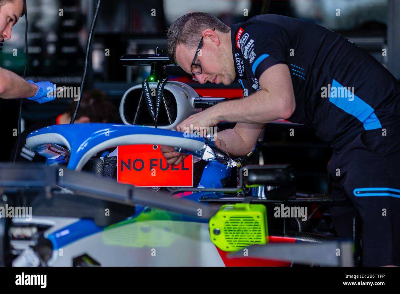 Melbourne, Australia, 12 Marzo 2020. Williams F1 equipaggi lavorando su George Russell auto durante il Rolex Australian Grand Prix di Formula 1, Melbourne, Australia. Credito: Dave Hewison/Alamy Live News Foto Stock