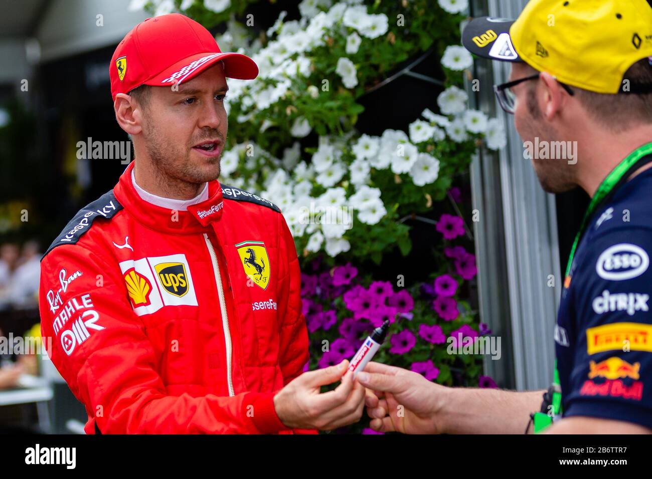 Melbourne, Australia, 12 Marzo 2020. Sebastian Vettel (5) alla guida di Scuderia Ferrari Mission Winnow salutando i fan nel paddock durante il Rolex Australian Grand Prix di Formula 1, Melbourne, Australia. Credit: Dave Hewison/Alamy Live News Foto Stock
