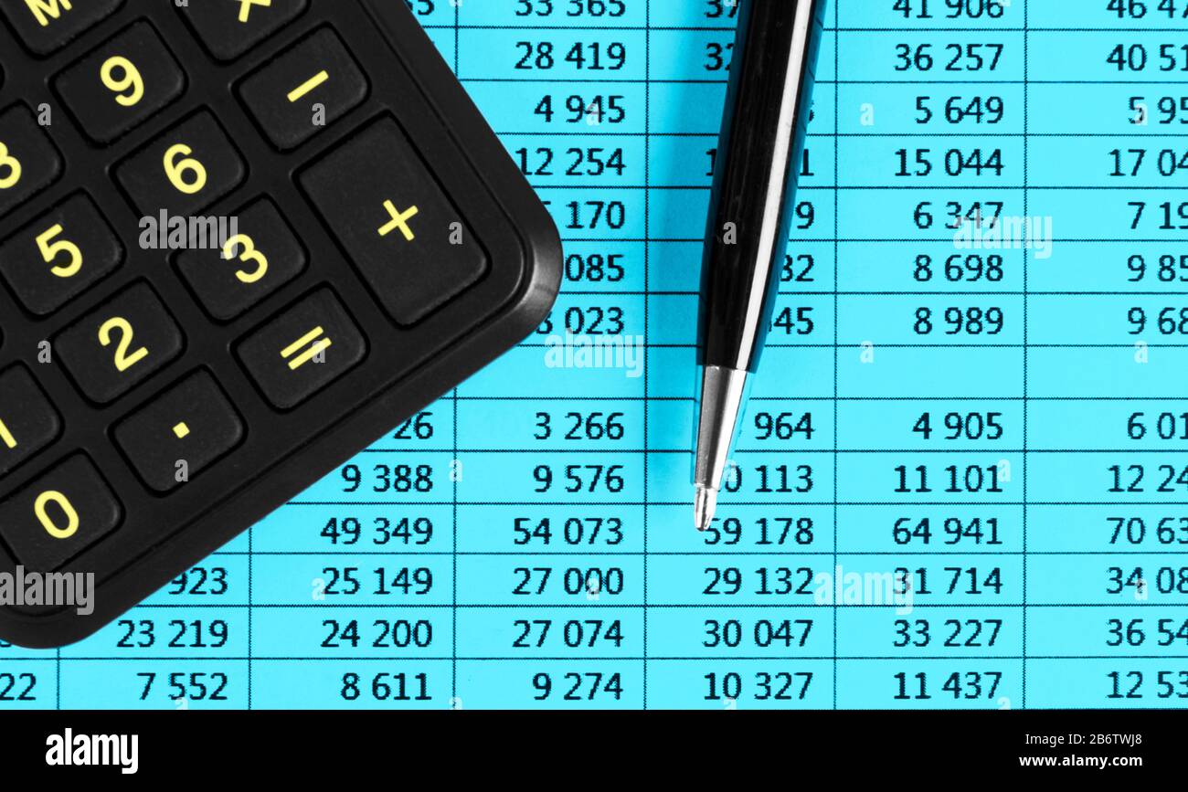 Piano finanziario. Calcolatrice, penna e bicchieri sui documenti finanziari. La contabilità finanziaria. Conti patrimoniali. Vista dettagliata del rendiconto finanziario e annua Foto Stock