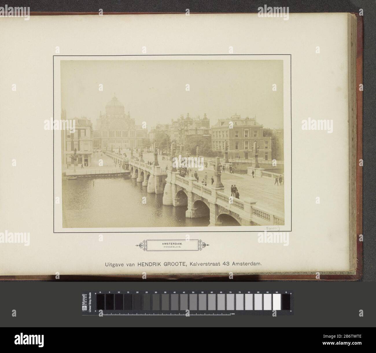 Hogesluis over de Amstel in Amsterdam met aan het einde het Paleis voor Volksvlijt Amsterdam, Hogesluis (titel op object) Onderdeel van Fotoalbum met oppames van het centrum van Amsterdam en reclameteksten voor winkels en bedrijven. Produttore : fotograaf: AnoniemPlaats fabbricante: Amsterdam Dating: CA. 1880 - ca. 1895 kenmerken Fisico: Albuminedruk Materiale: Fotopapier Techniek: Albuminedruk dimensioni: Foto: H 201 mm × b 271 mm Oggetto: Palacebridge in città attraverso il fiume, canale, ecc. Foto Stock