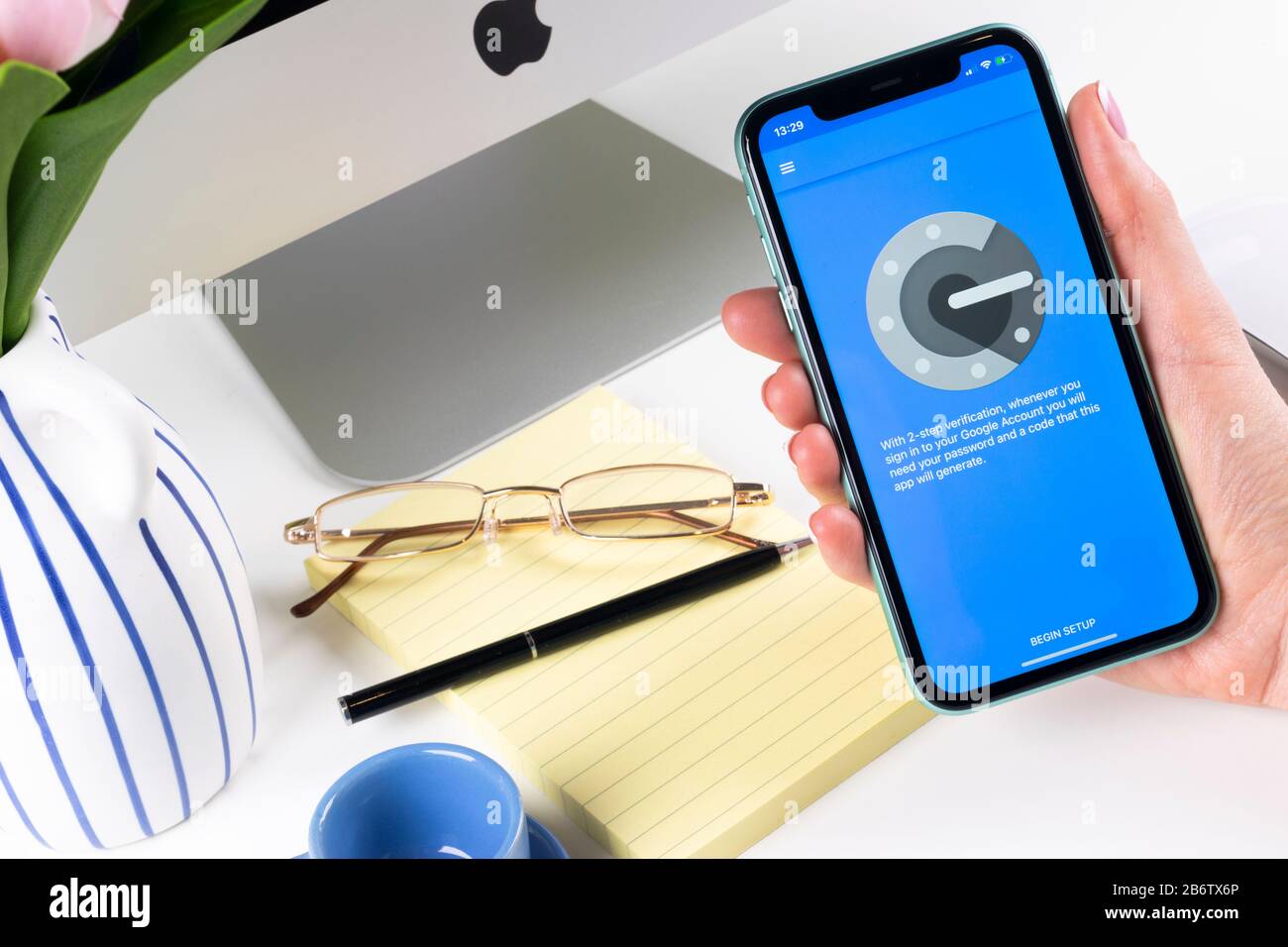 Helsinki, Finlandia, 30 gennaio 2020: Icona dell'applicazione di autenticazione di Google sul primo piano dello schermo dello smartphone Apple iPhone X. Icona dell'app Google Authenticator Foto Stock