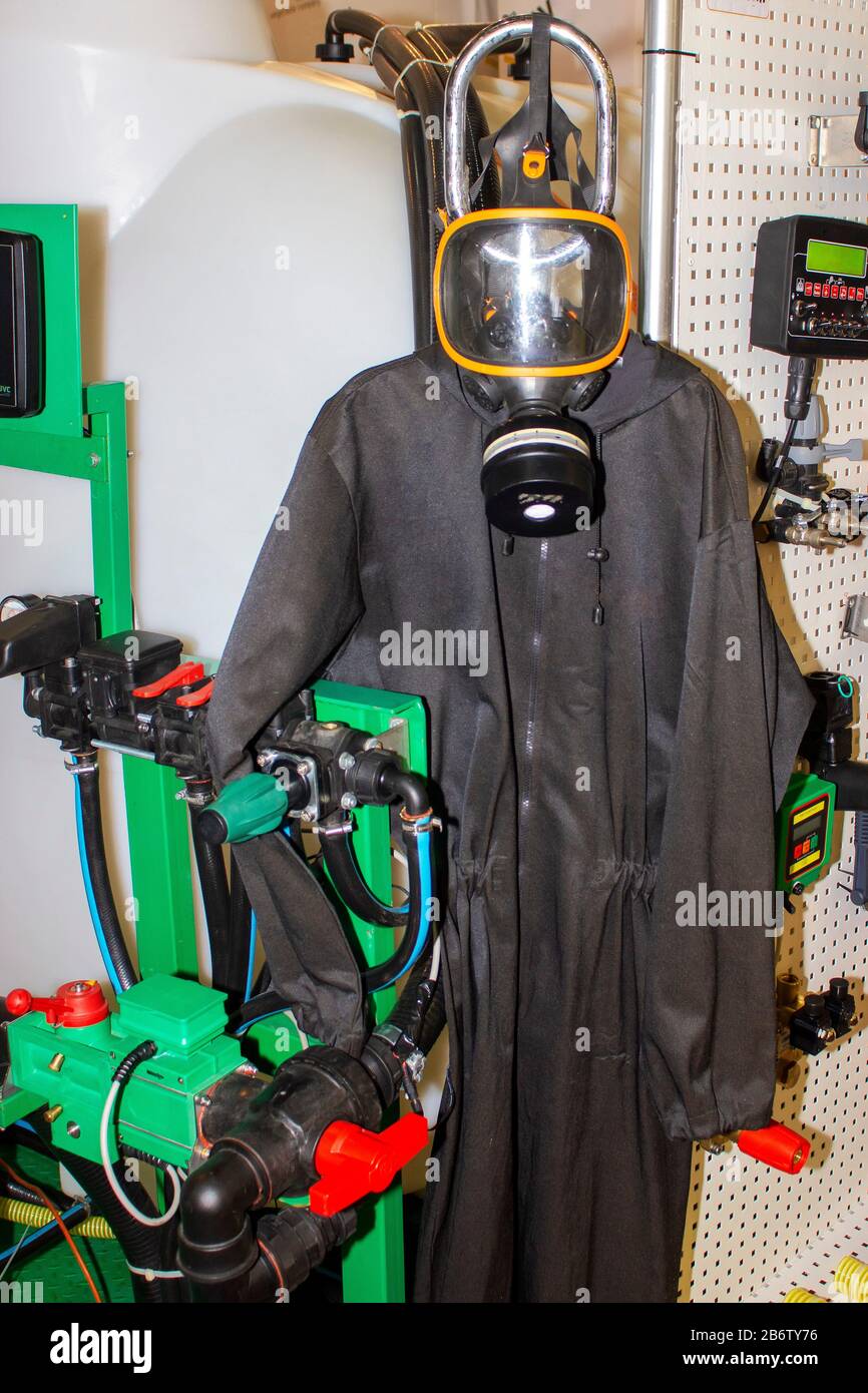 Tuta protettiva per impianti di lavorazione con pesticidi. Maschera per gas  e protezione chimica Foto stock - Alamy