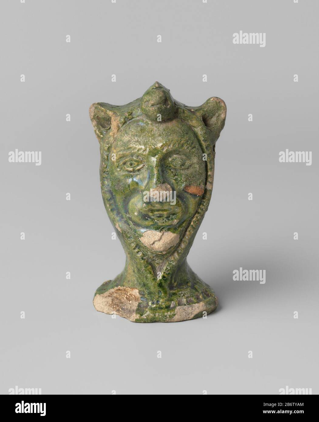 Hoofd van een nar Hoofd van een nar van groen gekleurd loodglazuuraardewerk. Produttore : anoniemPlaats fabbricante: Holland Dating: CA. 1600 - ca. 1699 Materiale: Aardewerk loodglazuur dimensioni: H 9 cm. × d 5 cm. Foto Stock