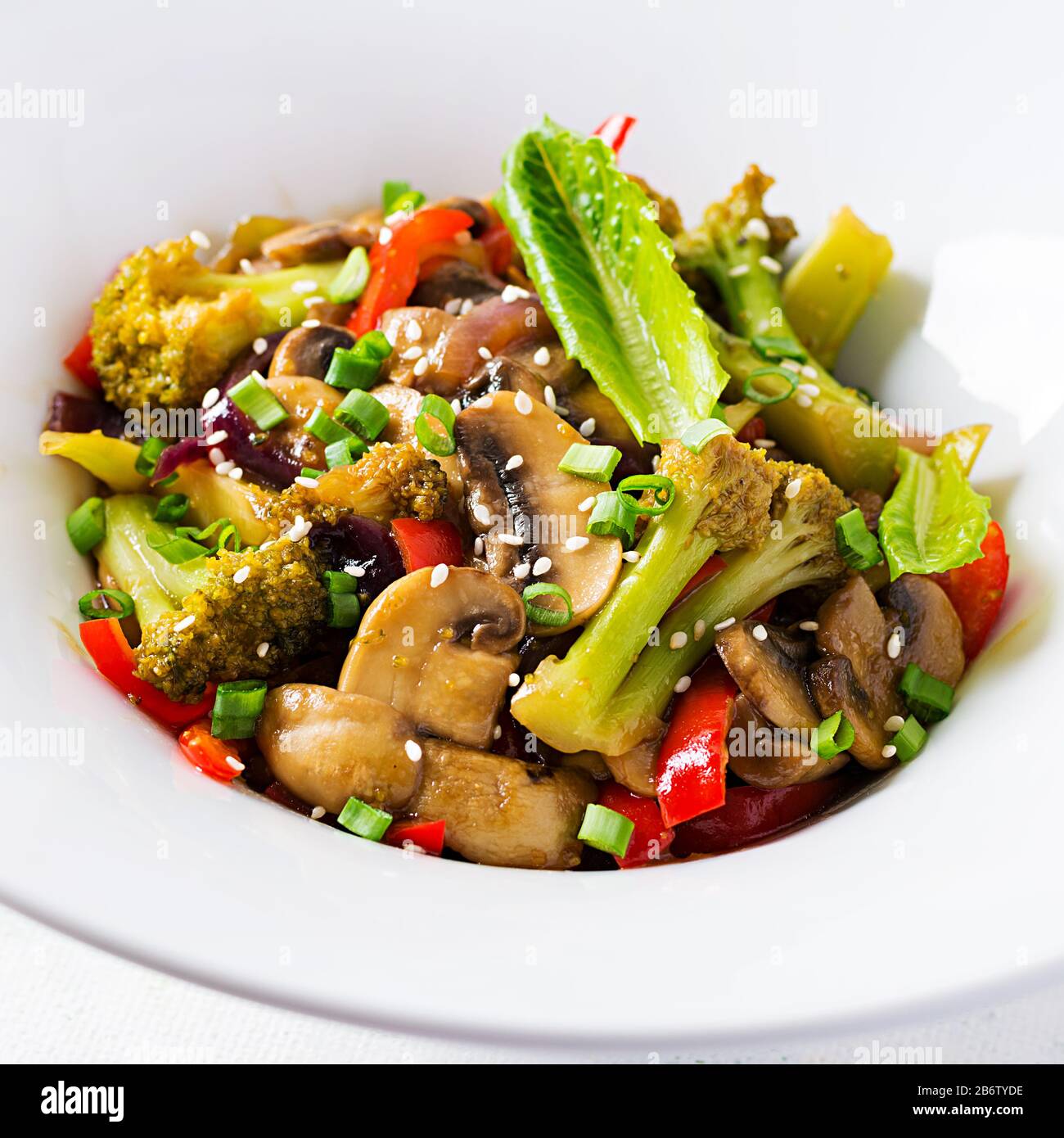 Mescolare le verdure fritte con funghi, paprika, cipolle rosse e broccoli. Cibo sano. Cucina asiatica. Foto Stock