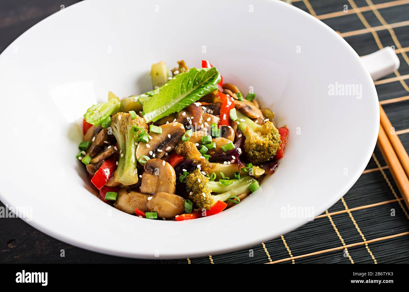 Mescolare le verdure fritte con funghi, paprika, cipolle rosse e broccoli. Cibo sano. Cucina asiatica. Foto Stock