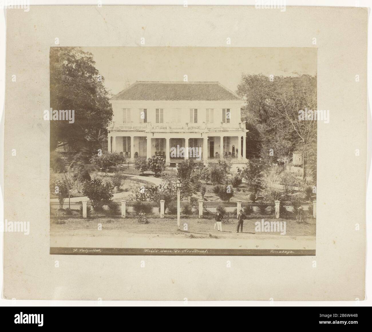 Huis van de resident Soerabaya (titel op object) Staatspoorweggen op Java (serietitel) la casa residente a Surabaya, la recinzione due uomini in piedi. Parte di un gruppo di 62 foto in una scatola con l'iscrizione Ferrovie dello Stato su Java dal 1888. Produttore : fotografo Herman Salzwedel (elenco proprietà) Luogo di fabbricazione: Surabaya datazione: 1880 - 1888 caratteristiche Fisiche: Albumen materiale di stampa: Carta Tecnica: Albumen stampa dimensioni: Foto: H 215 mm × W 275 mmkarton: H 303 mm × W 374 mm Data: 1880 - 1888 Foto Stock