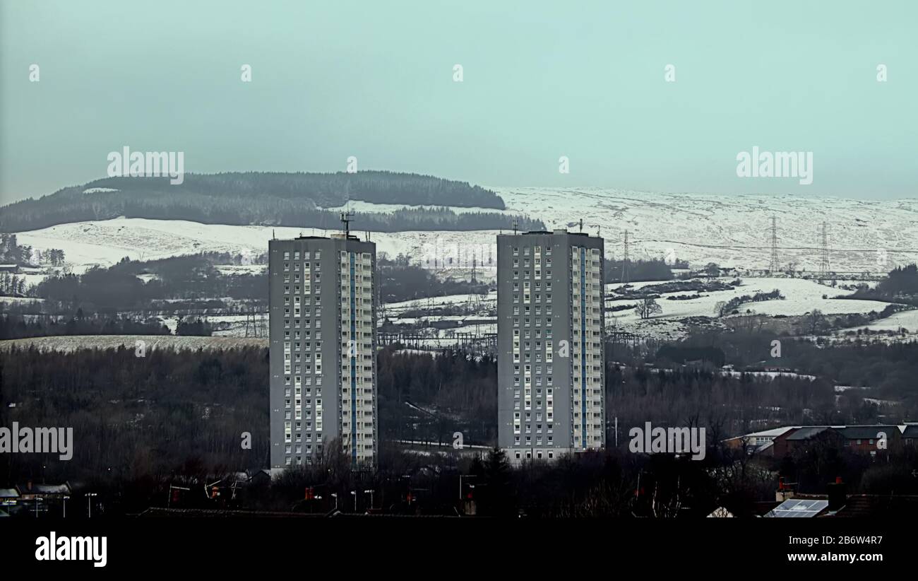 Glasgow, Scotland, UK, 12th March, 2020: UK Weather: La neve notturna è stata evidenziata sulle colline di Kilpatrick nel nord ovest della città, sopra il sobborgo di DrumChapel e le sue torri gemelle. Copywrite Gerard Ferry/ Alamy Live News Foto Stock