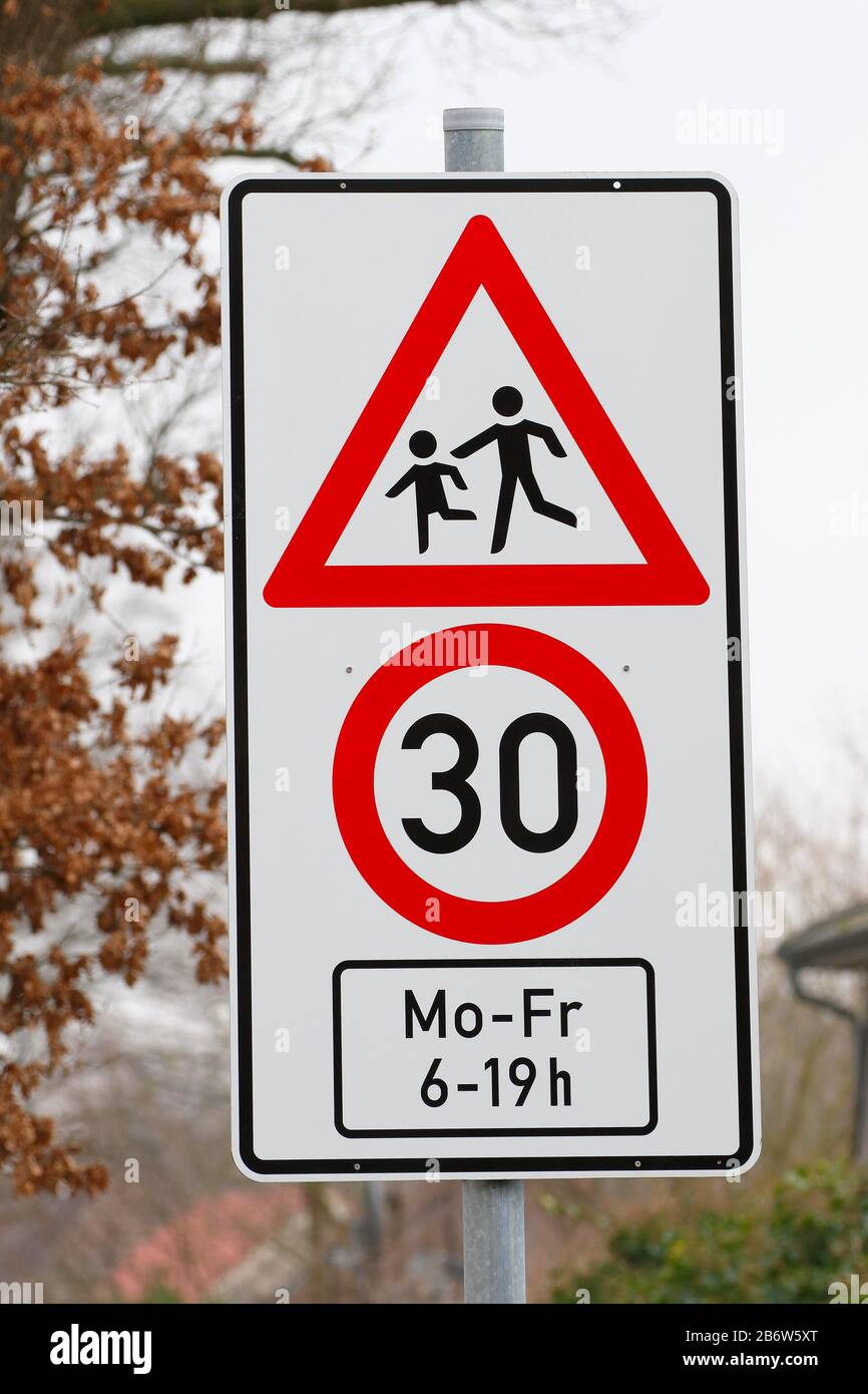 Segnaletica stradale Attenzione bambini, velocità 30 zona di fronte a scuole e asili da Lunedi a Venerdì dalle 6 alle 19, Schleswig-Holstein Foto Stock