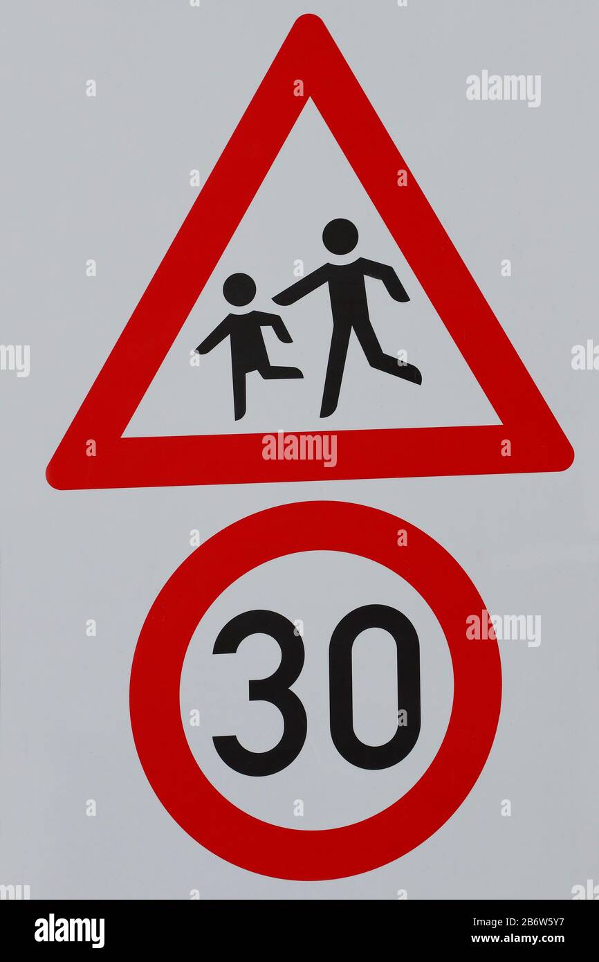 Segnaletica stradale Attenzione bambini, limite di velocità 30 zona di fronte a scuole e asili, Schleswig-Holstein, Germania Foto Stock