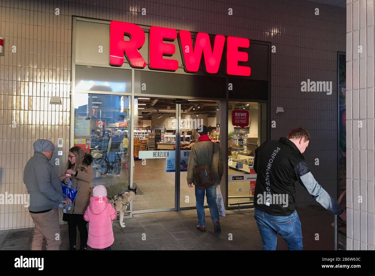 Monaco, Germania. 11th Mar, 2020. Clienti di fronte a un supermercato REWE, filiale, Lebenswittel, entrata, logo aziendale, @Sven Simon Fotoentur GmbH & Co. Pressefoto KG Prinzess-Luise-Str. 45479 M uelheim/R uhr Tel 0208/9413250 Numero Fax 0208/9413260 N. GLS Bank N. BLZ 430 609 67 N. Kto. 4030 025 100 N. IBAN DE75 4306 0967 4030 0251 00 N. BIC GENODEM1GLS N. WWW.SVENSIMON.NET. | utilizzo credito mondiale: DPA/Alamy Live News Foto Stock