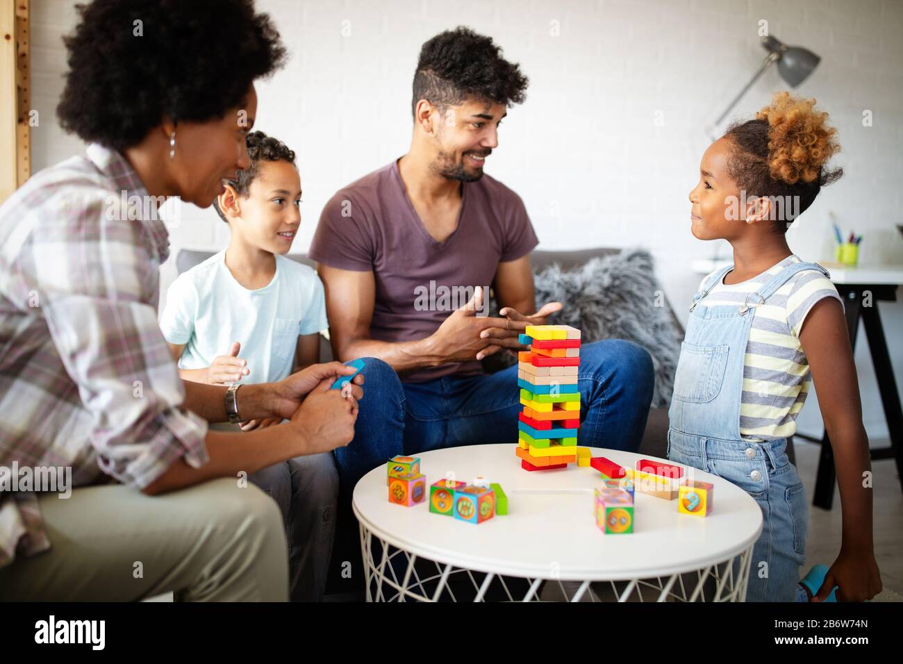 Felice famiglia nero giocando insieme a casa Foto Stock