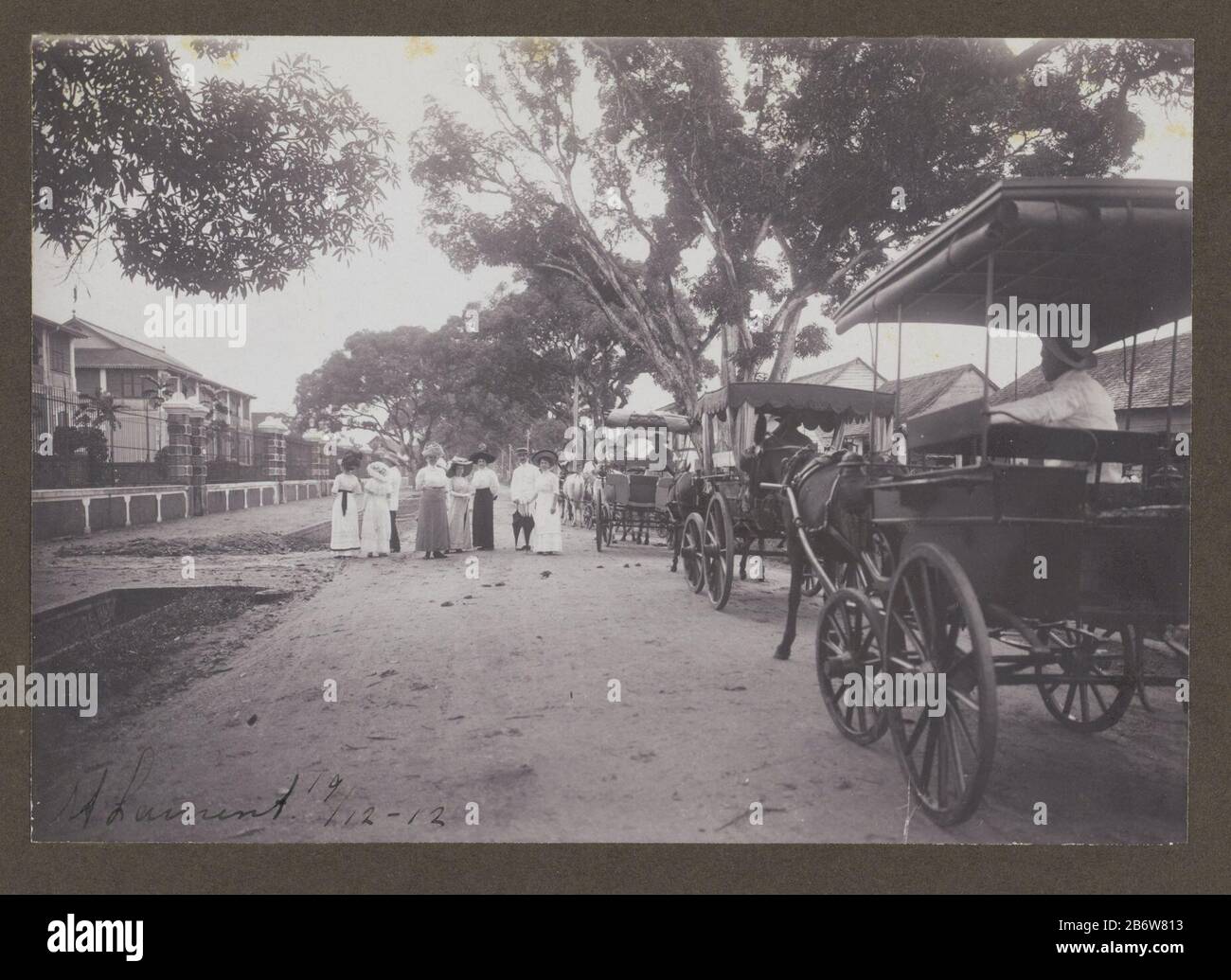 A Saint-Laurent-du-Maroni in Guyana Frans membri della famiglia e amici Gonggrijp passeggiando attraverso una strada a Saint-Laurent-du-Maroni in Guyana francese, al confine con il Suriname. Durante una visita al villaggio del 18-19 dicembre dalla famiglia Gonggrijp 1912. Parte di un gruppo di undici pagine di album per famiglie con foto della famiglia in Suriname Gonggrijp, ca. 1912. Produttore : fotografo: Anonymous Place produzione: Suriname Data: 19-dec 1912 Materiale: Carta fotografica Tecnica: Fotografia dimensioni: H 119 mm × W 170 mm Oggetto: Vista della città in generale; 'Veduta'Wanneer: 1910 - 1915 Foto Stock